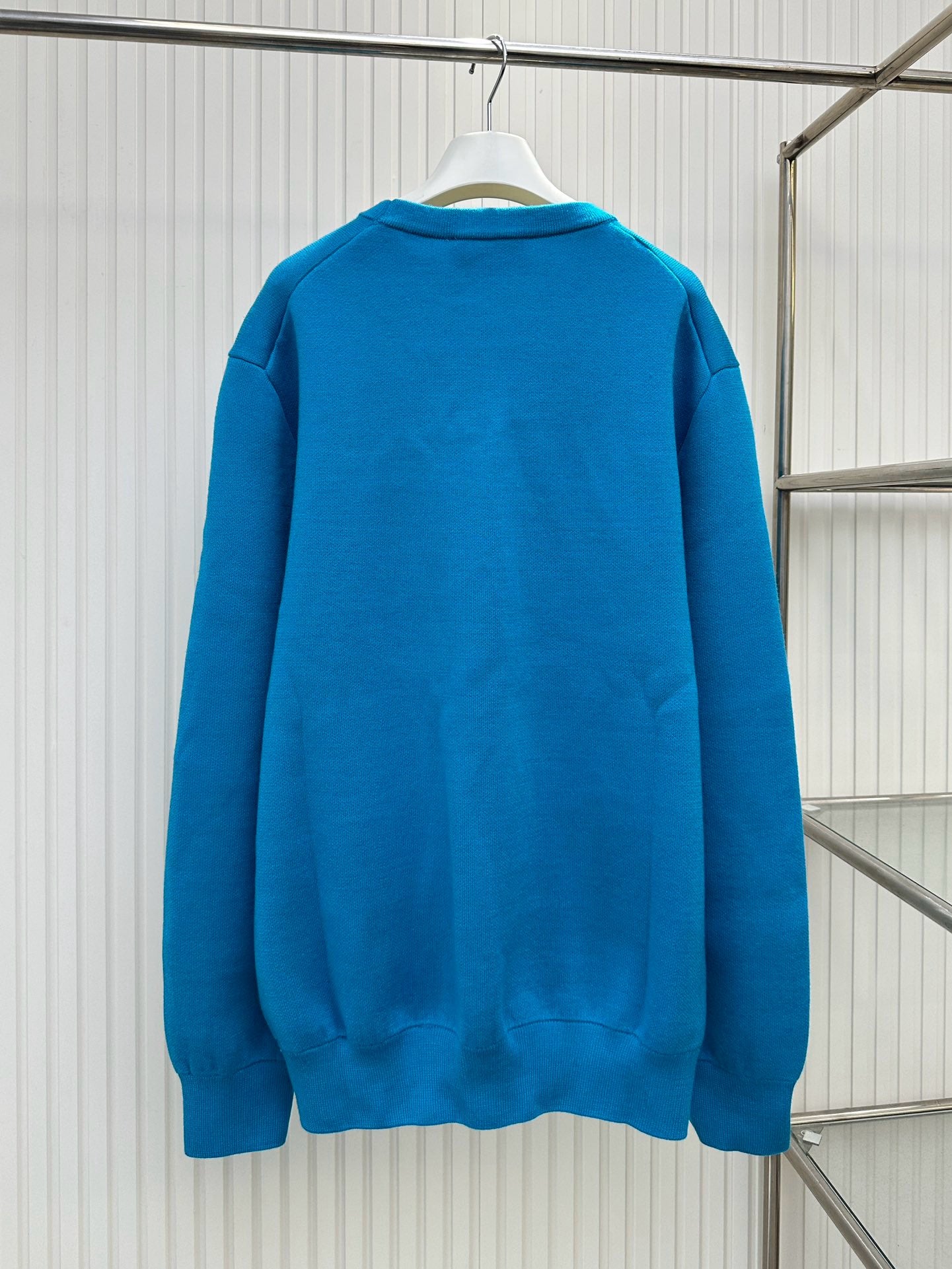 Schwarzes und himmelblaues Sweatshirt