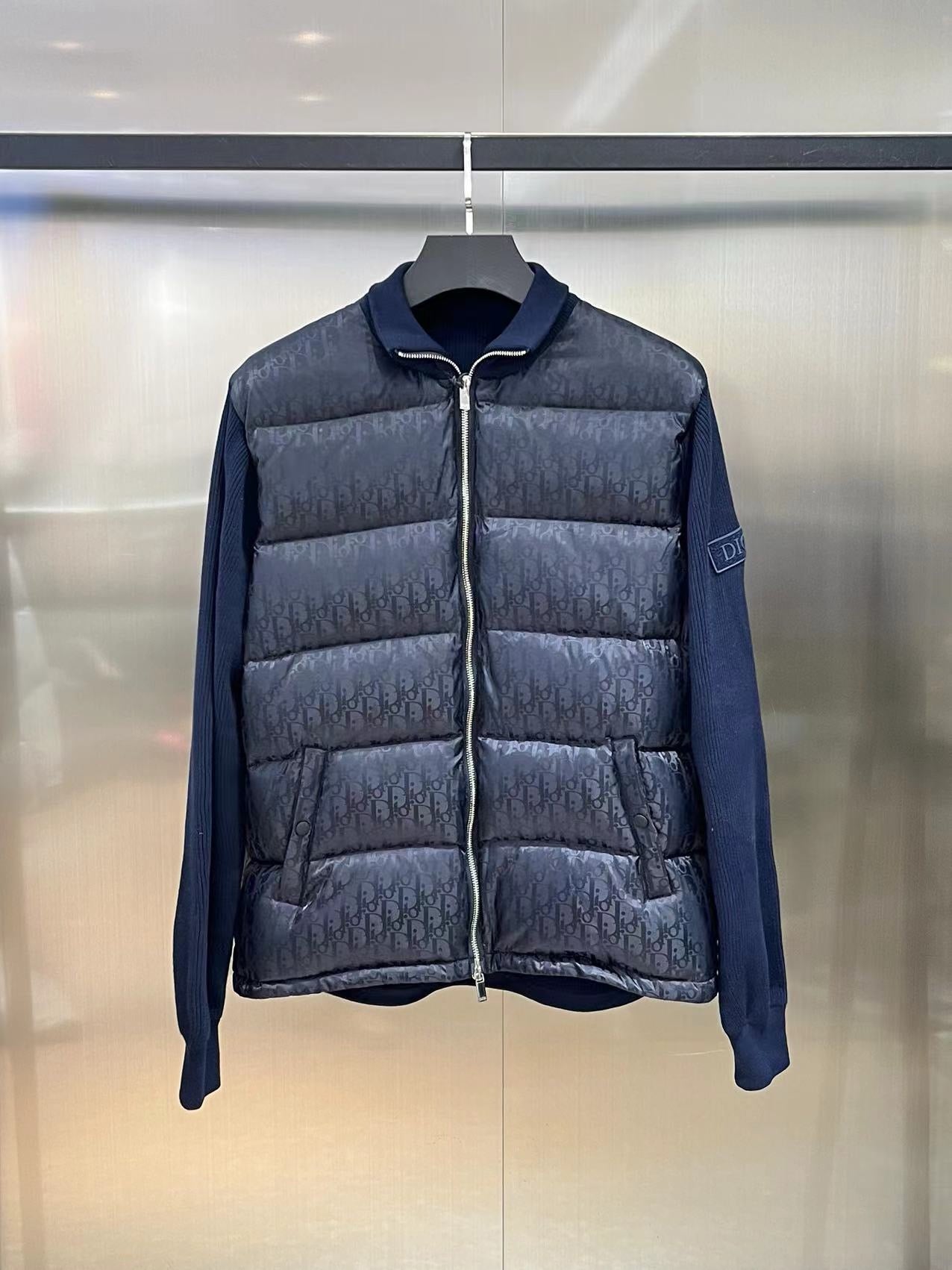 Schwarze, graue, blaue und weiße Jacke