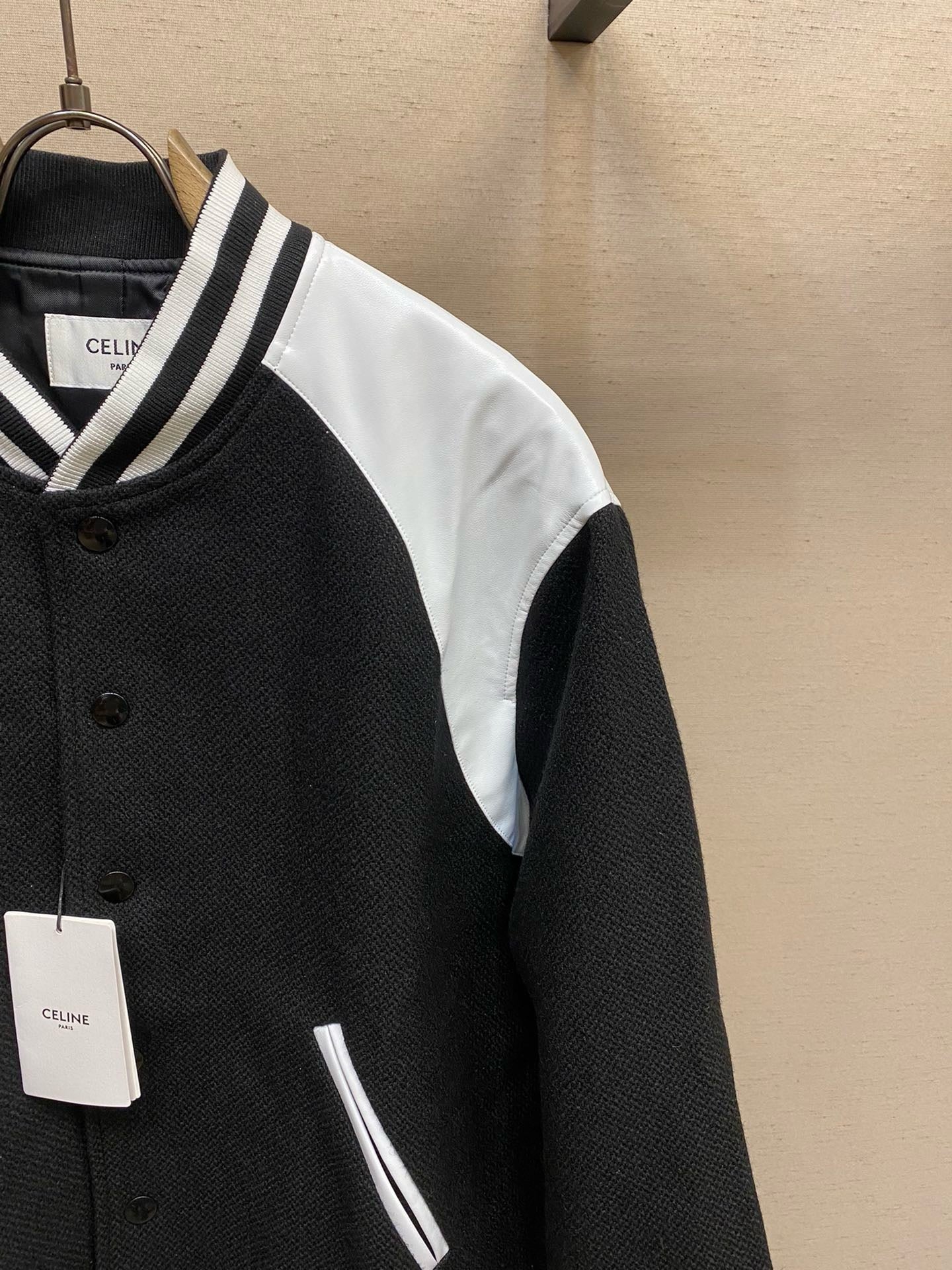Chaqueta blanca y negra