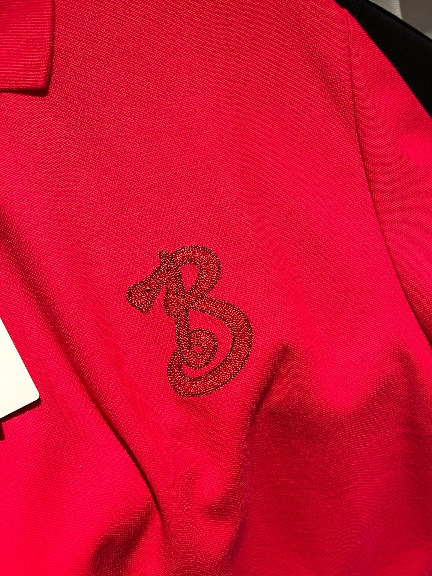 Rotes und schwarzes T-Shirt