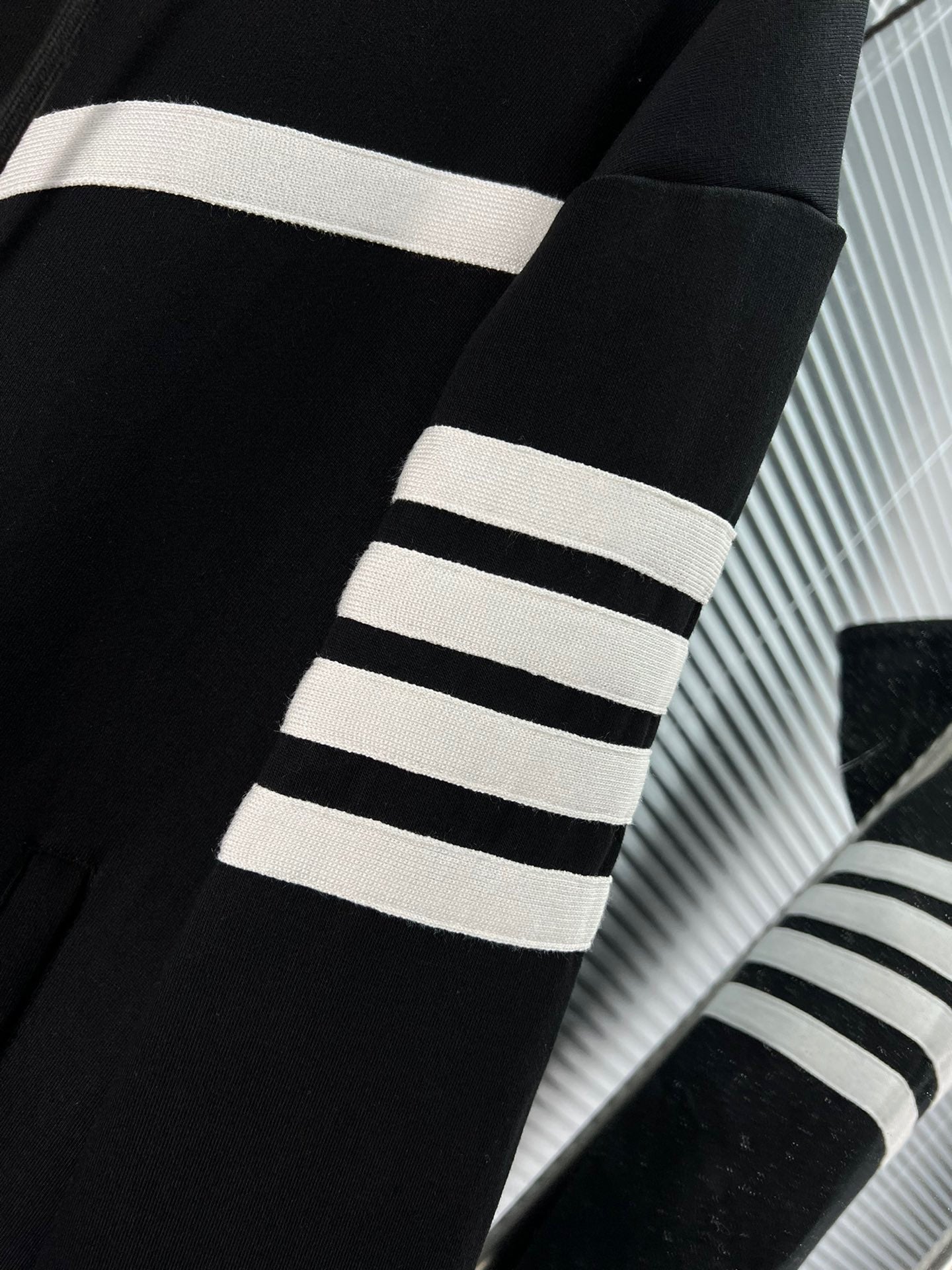 Dunkelblaue und schwarze Jacke