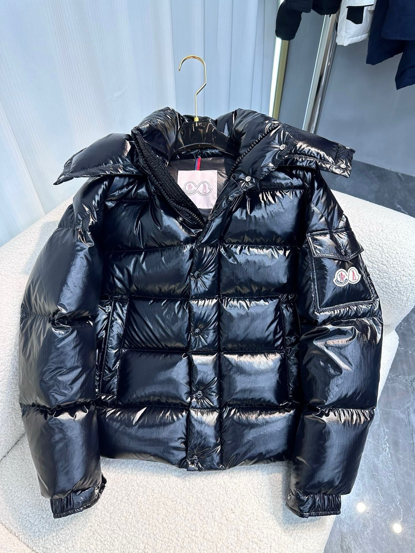 Chaqueta blanca y negra