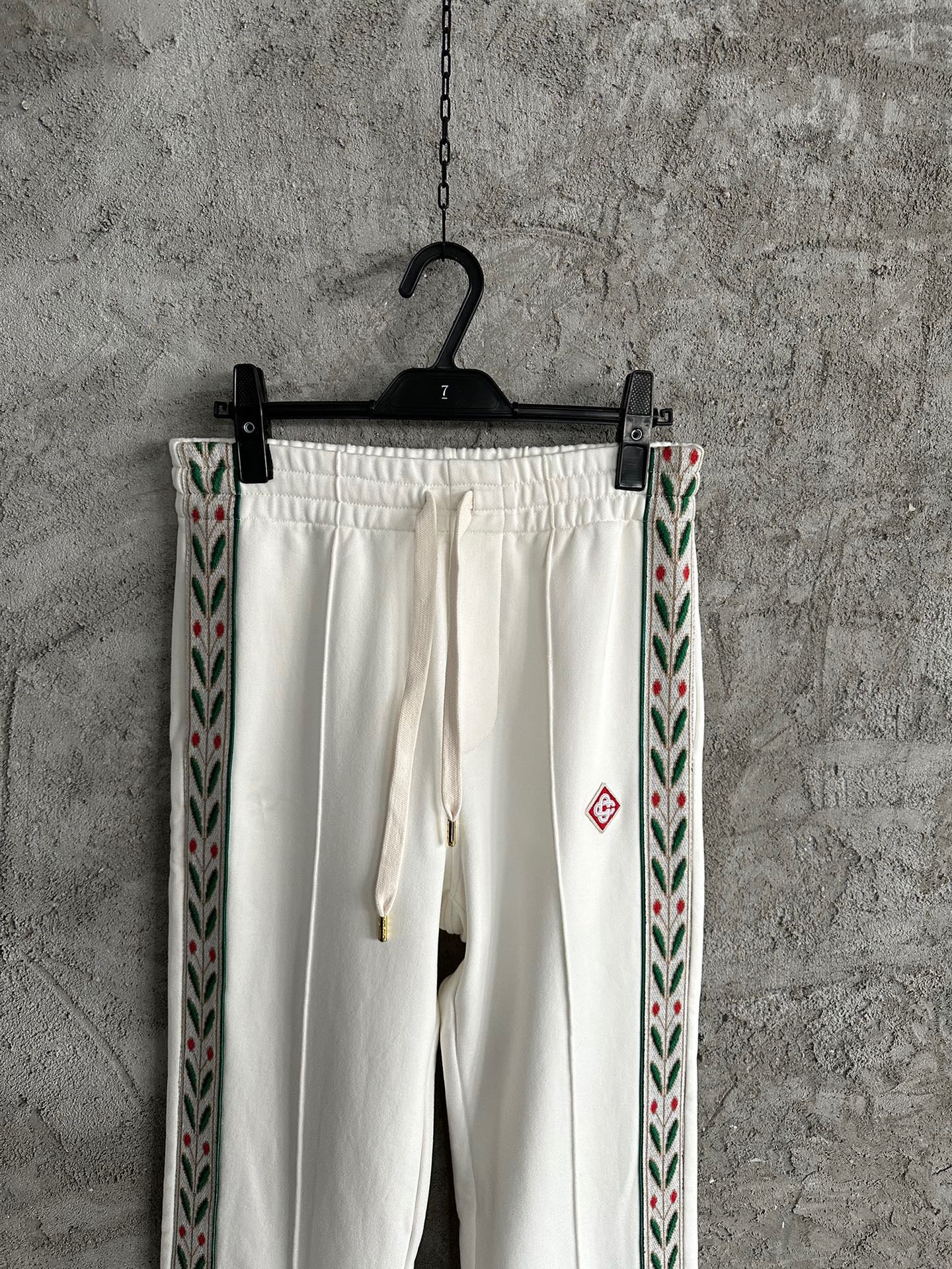 Weiße und schwarze Hose