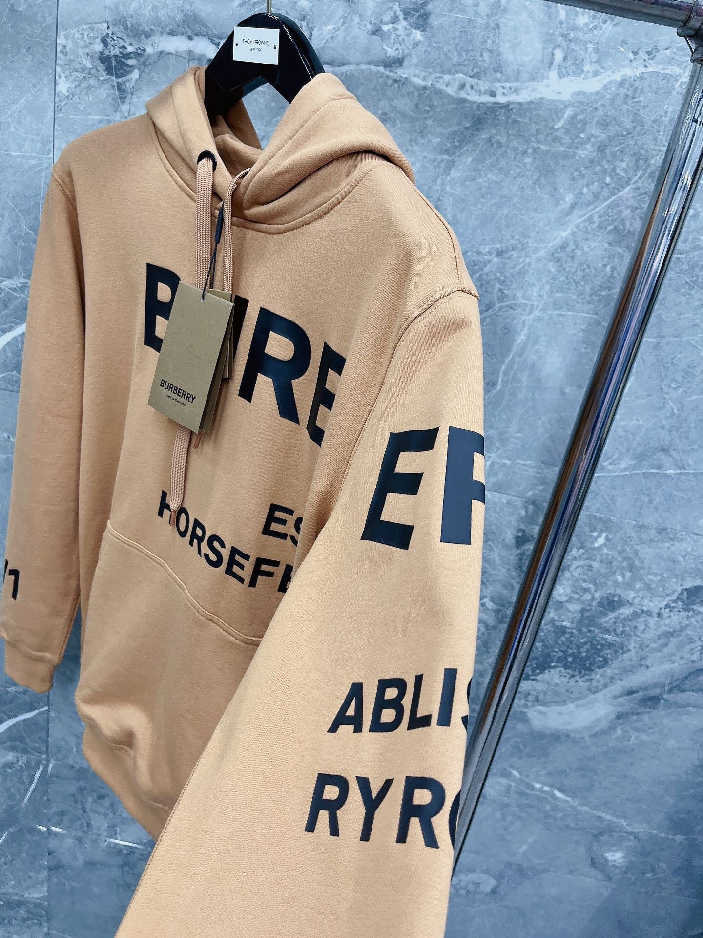 Sudadera con capucha negra, naranja claro y blanca