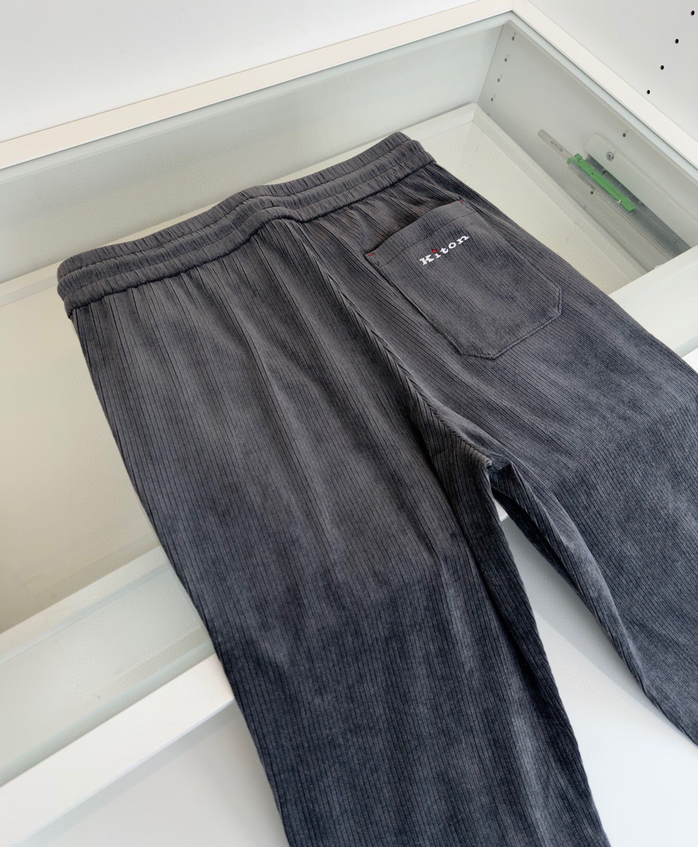 Dunkelblaue und schwarze Hose