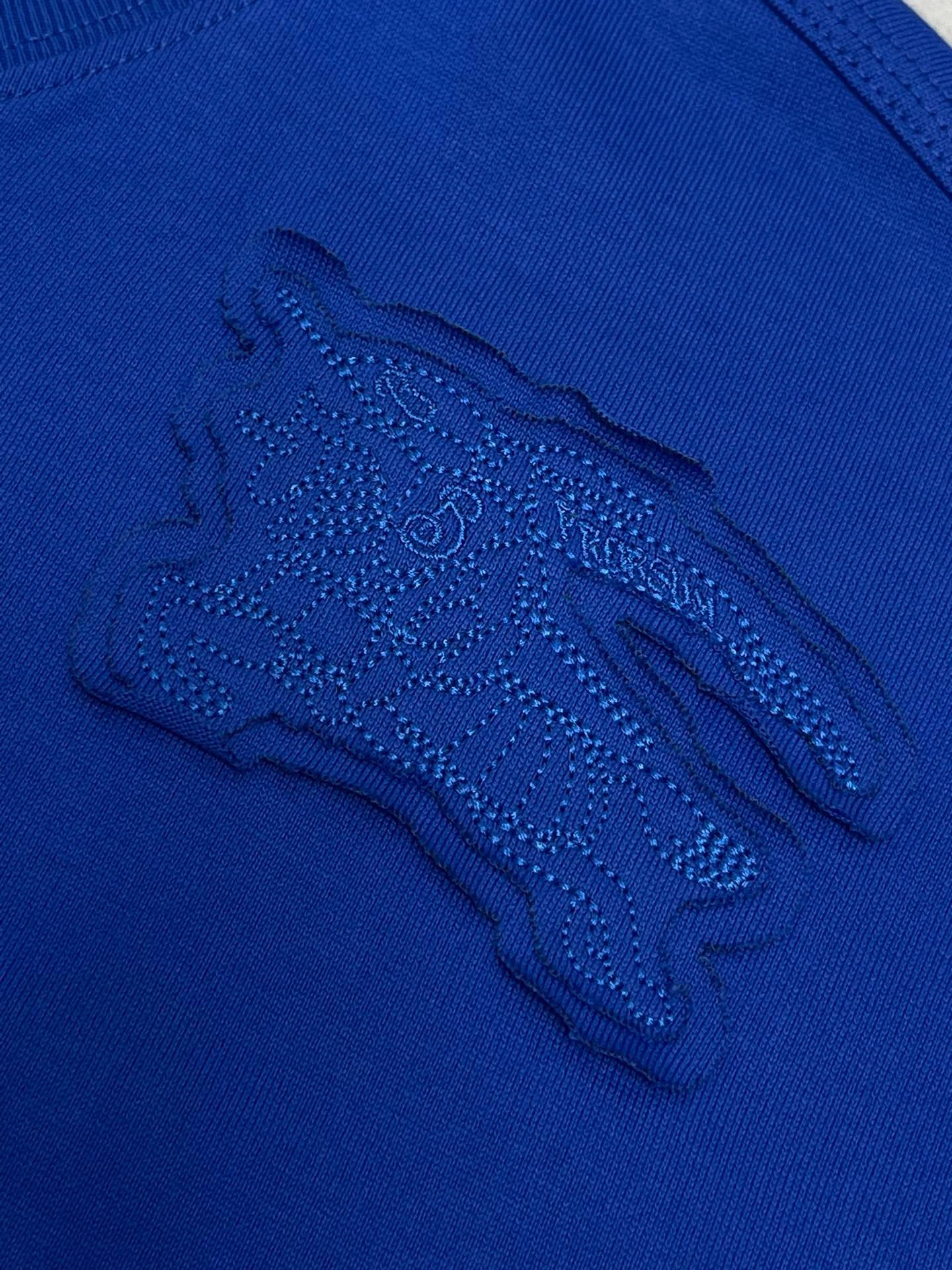 Schwarzes, weißes, grünes und blaues T-Shirt
