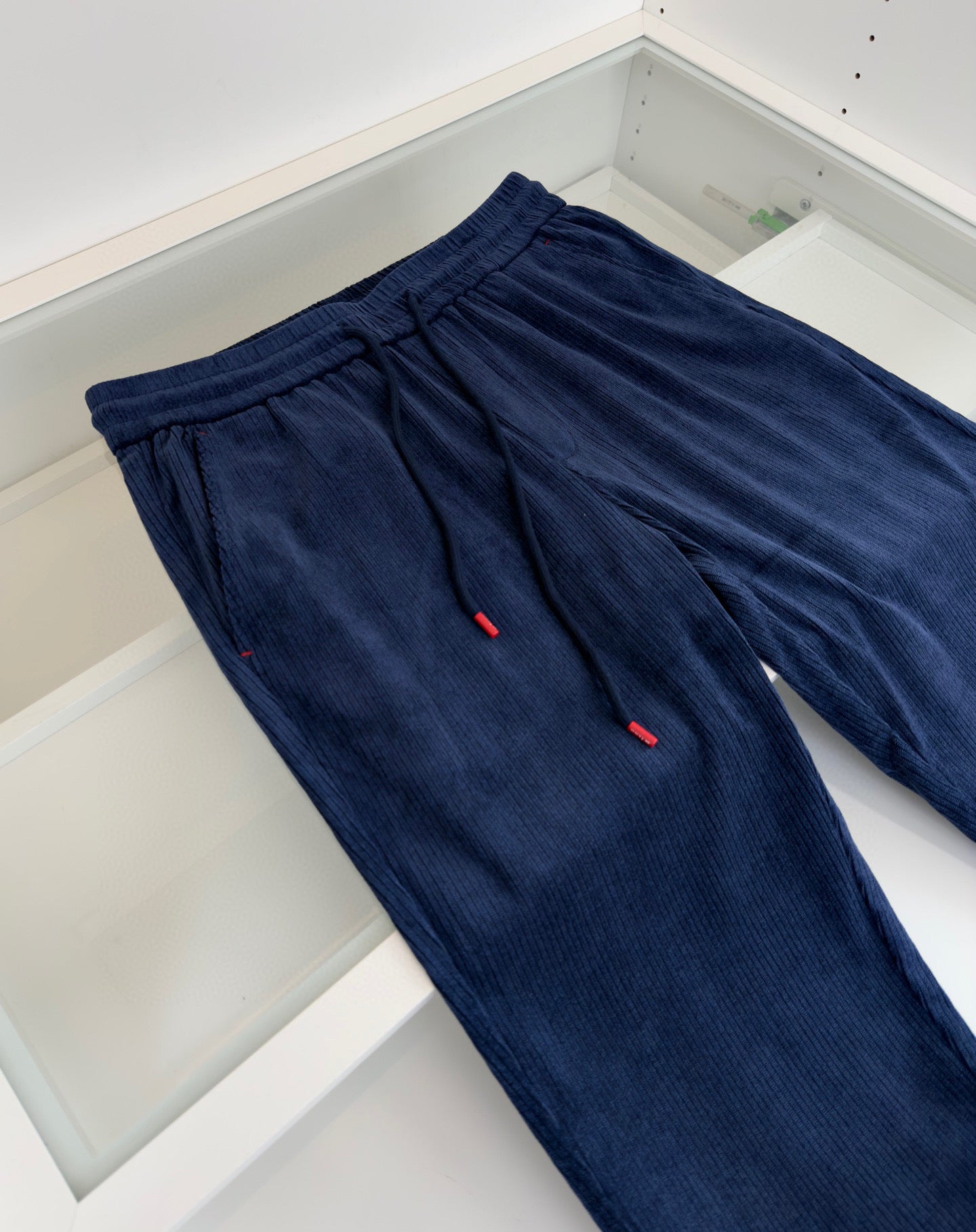 Dunkelblaue und schwarze Hose