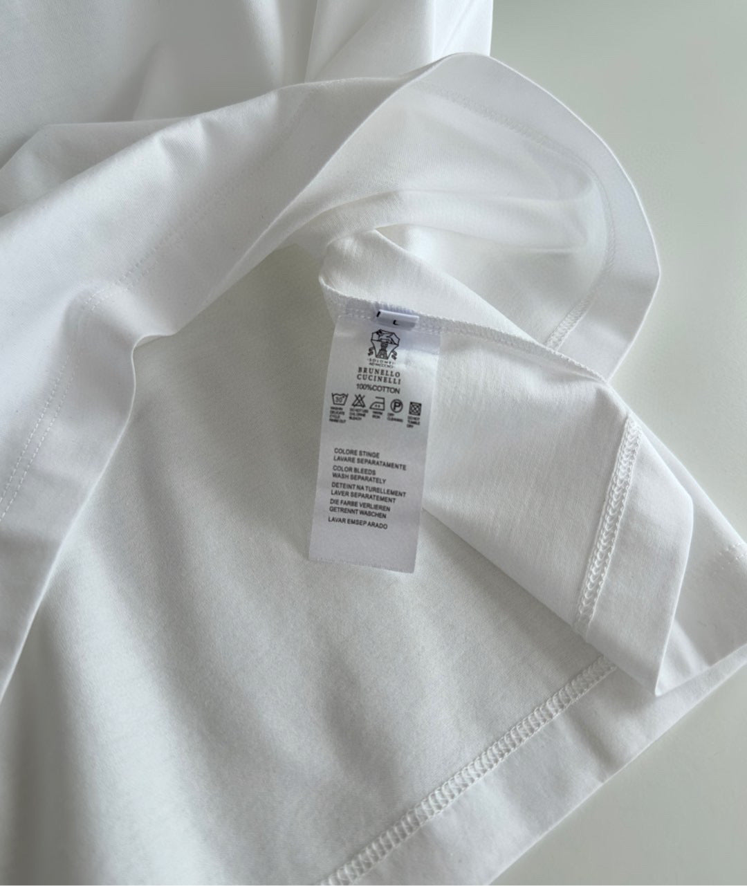 Schwarz-weißes T-Shirt