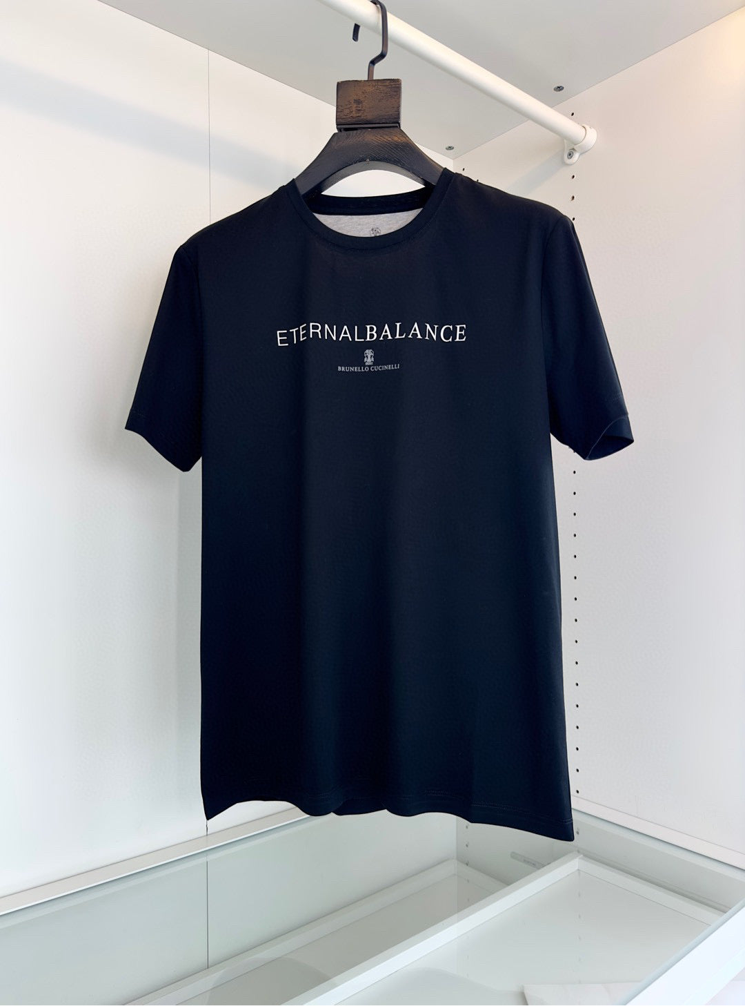 Schwarz-weißes T-Shirt