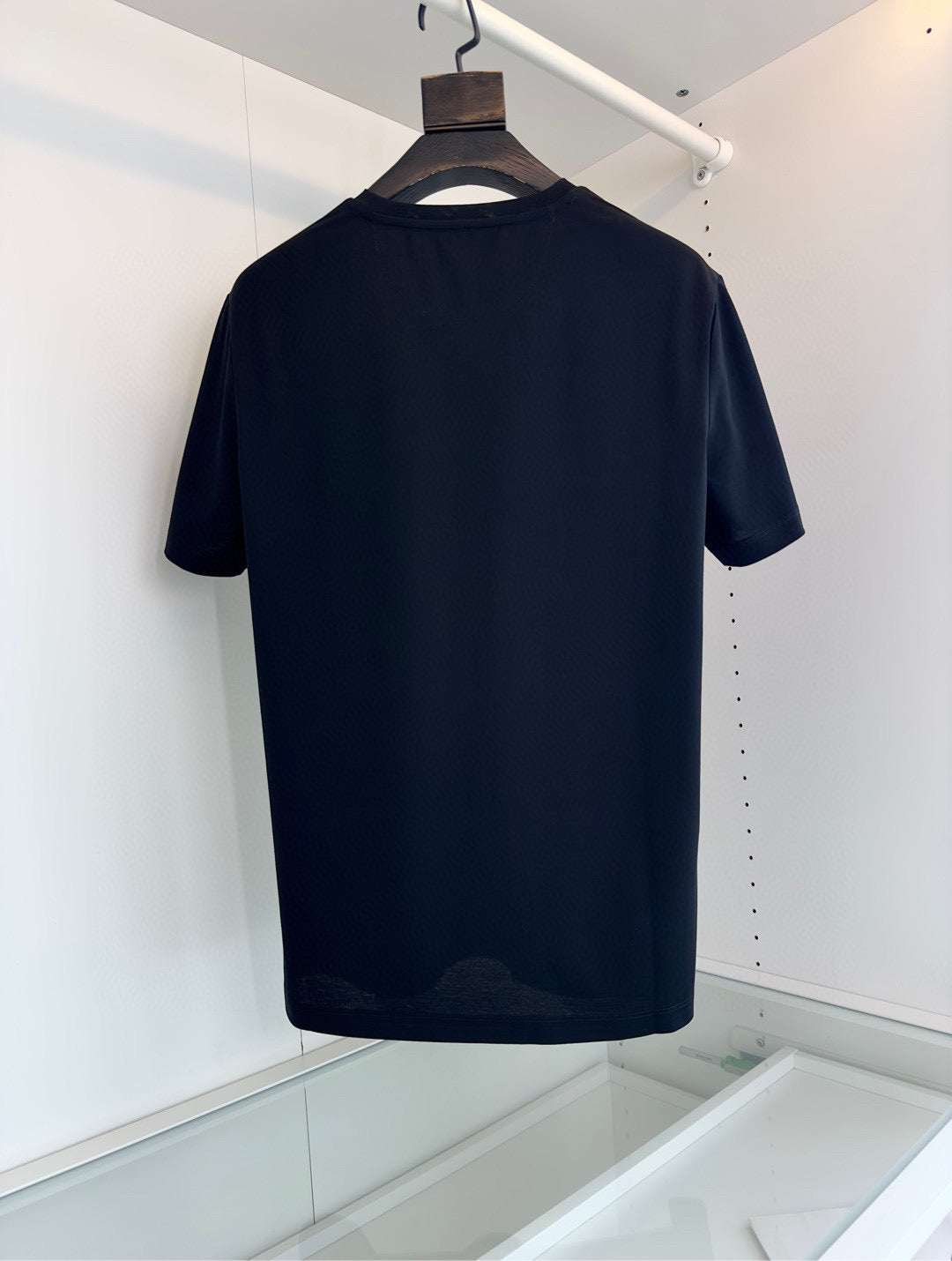 Schwarz-weißes T-Shirt