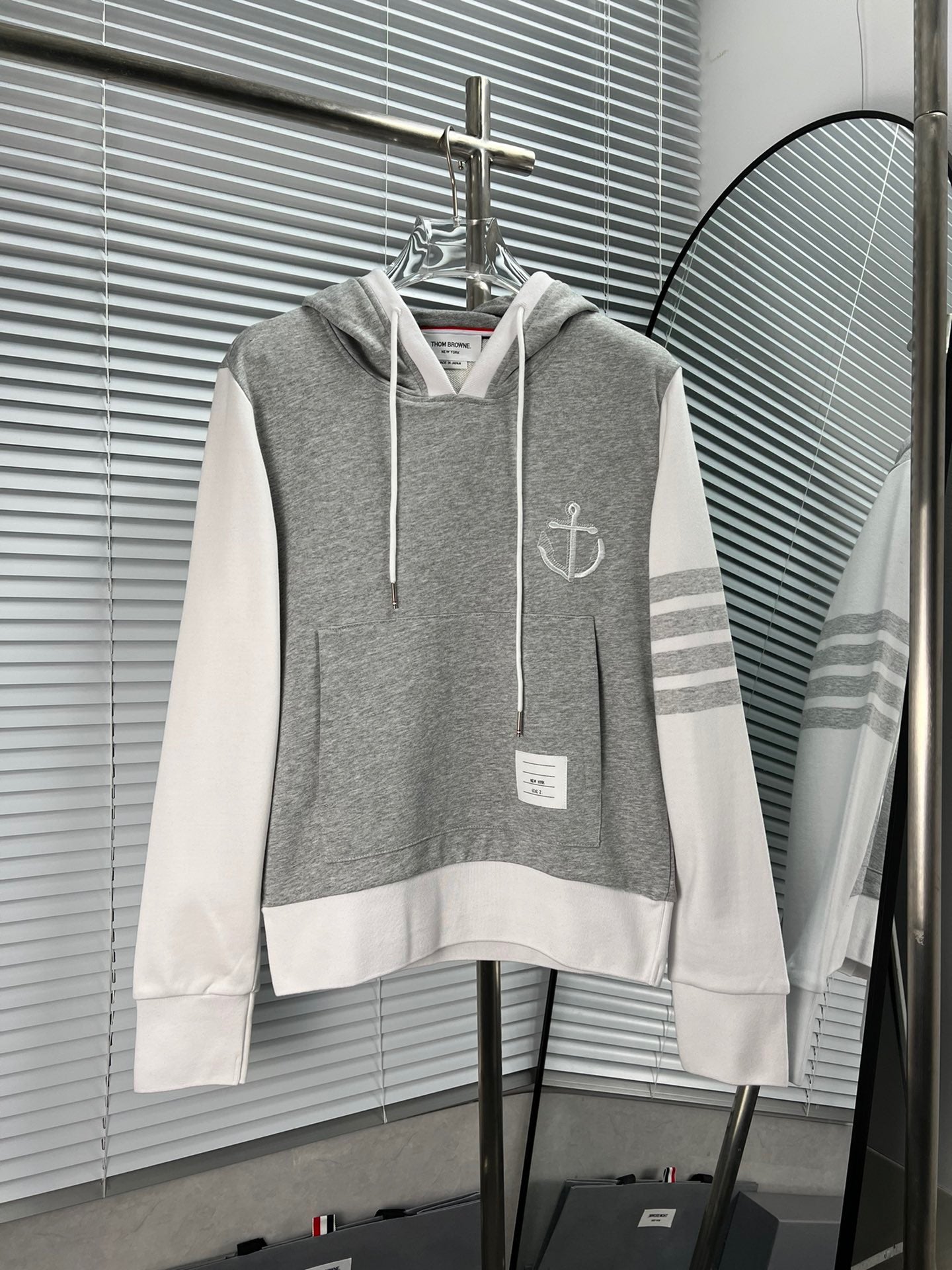 Sudadera con capucha gris y blanca