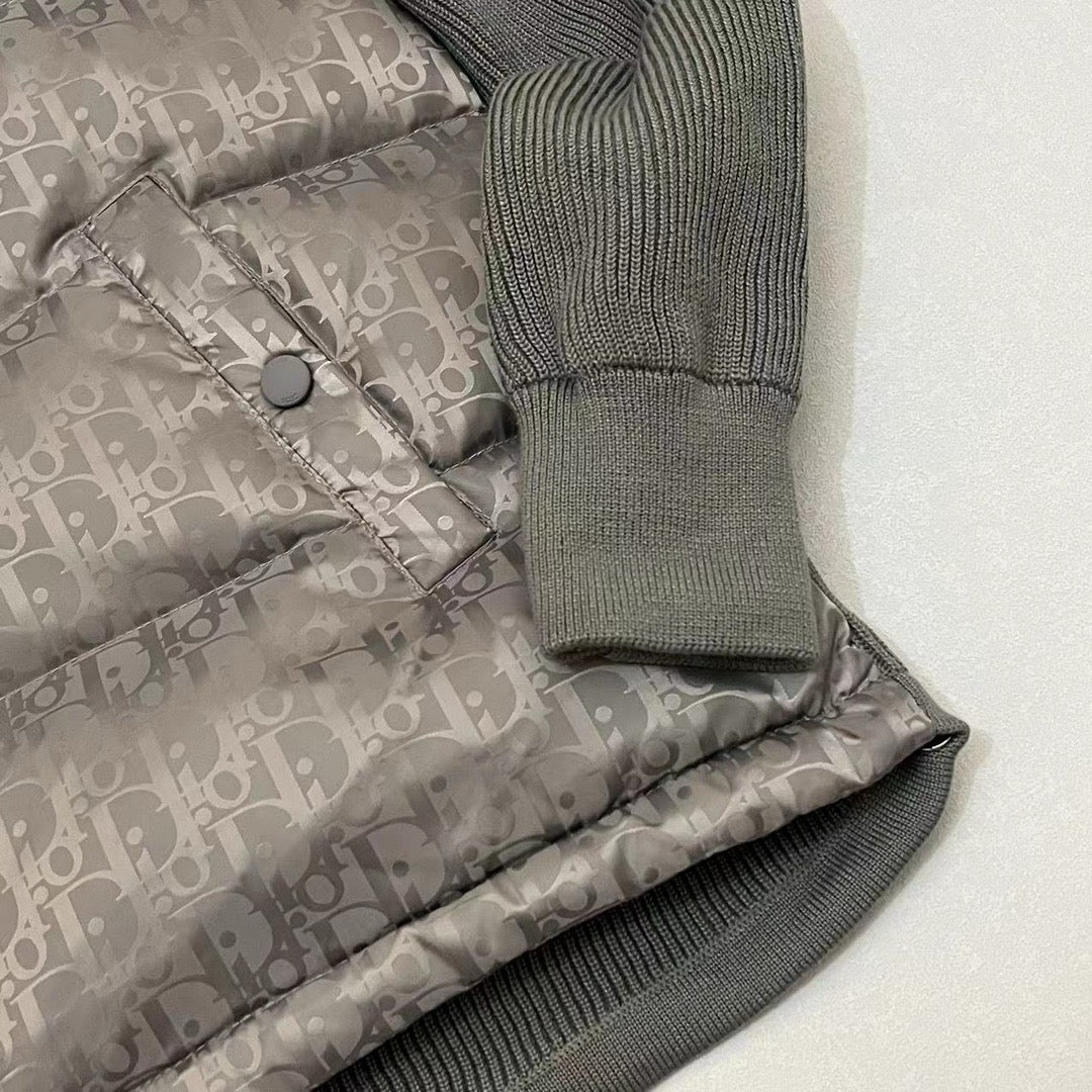 Schwarze, graue, blaue und weiße Jacke