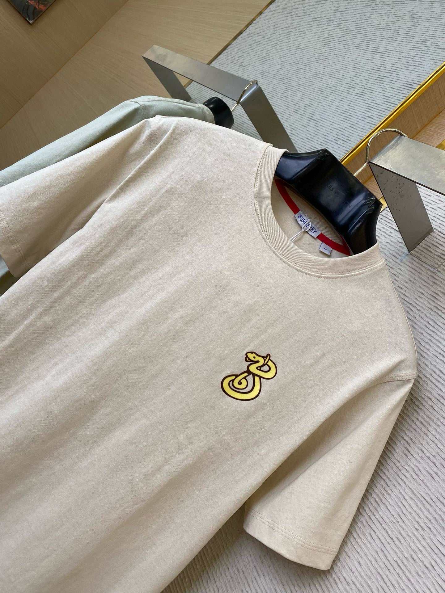 rotes und beiges T-Shirt
