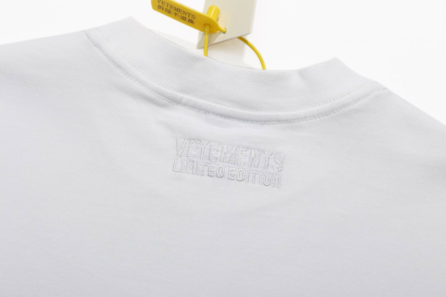 Weißes und schwarzes T-Shirt