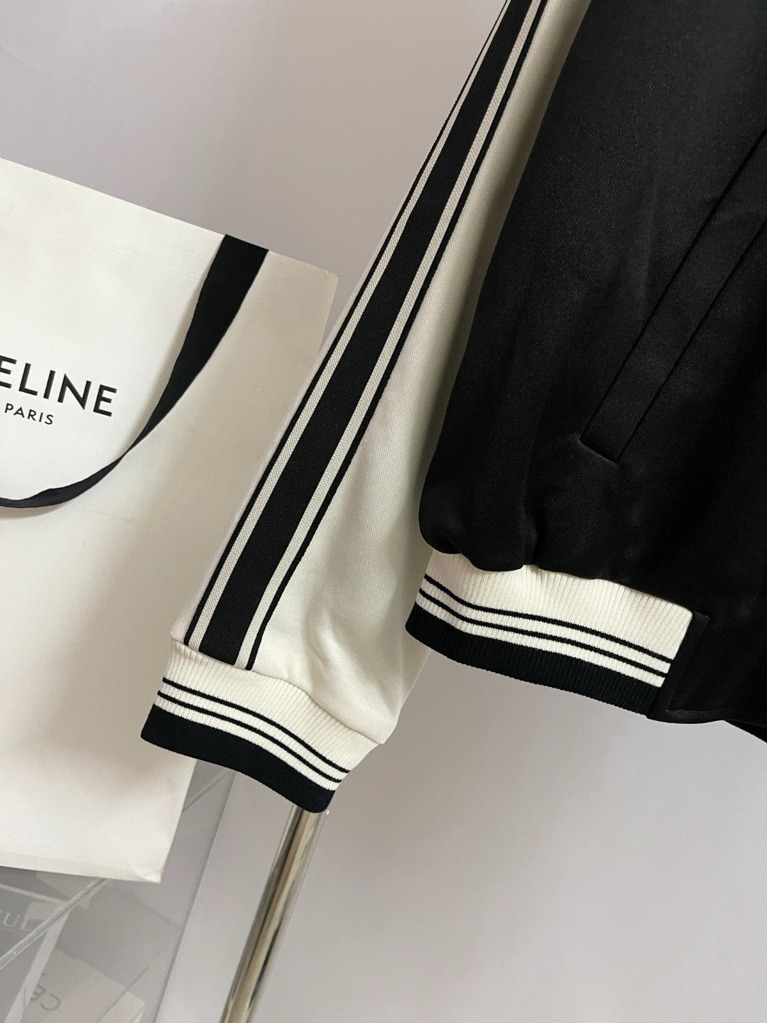 Chaqueta blanca y negra