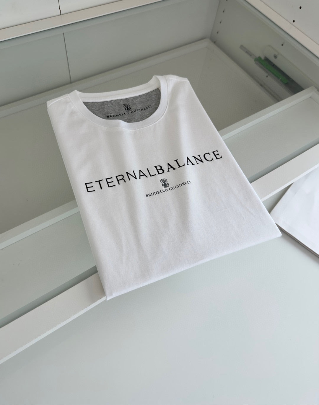 Schwarz-weißes T-Shirt