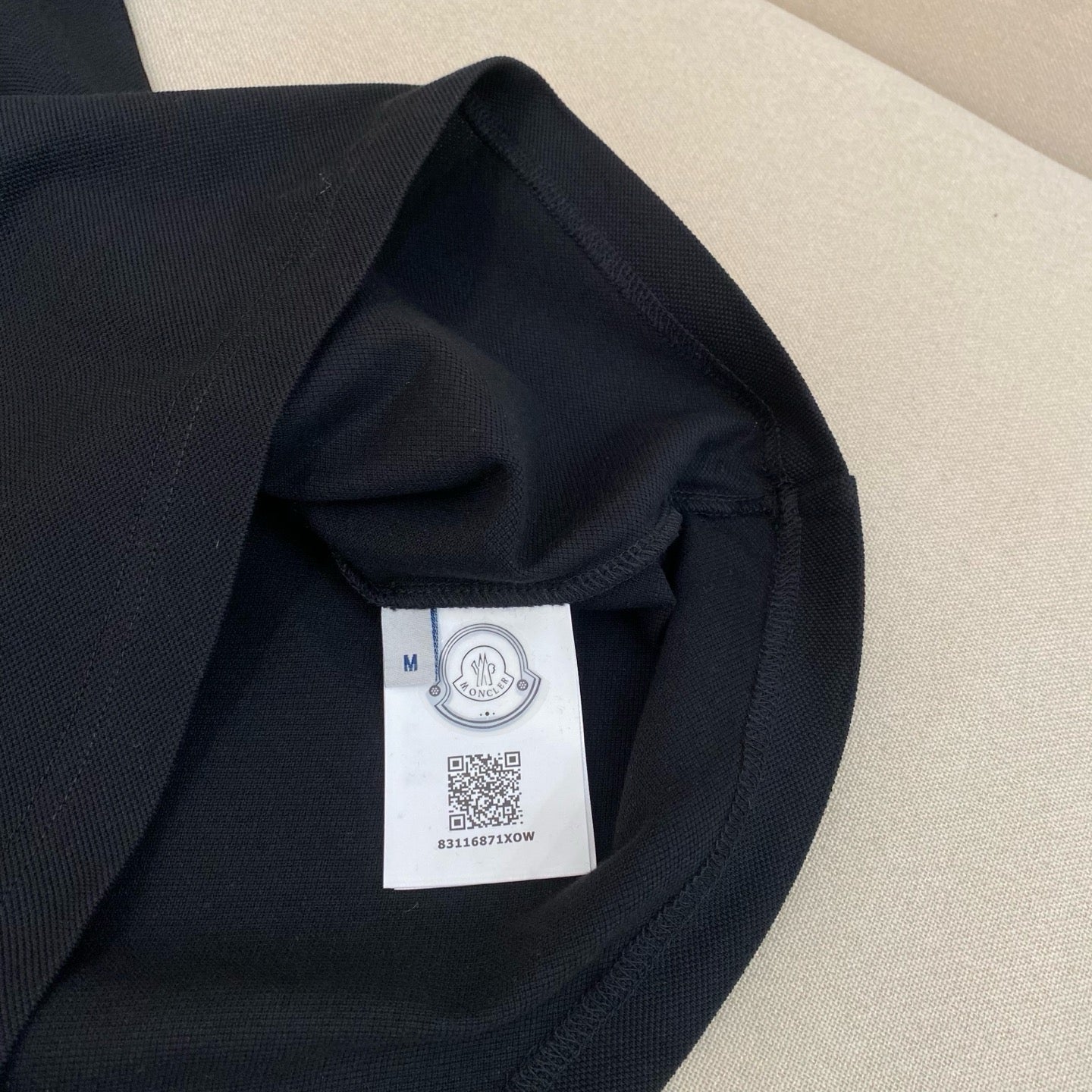 Camiseta blanca y negra