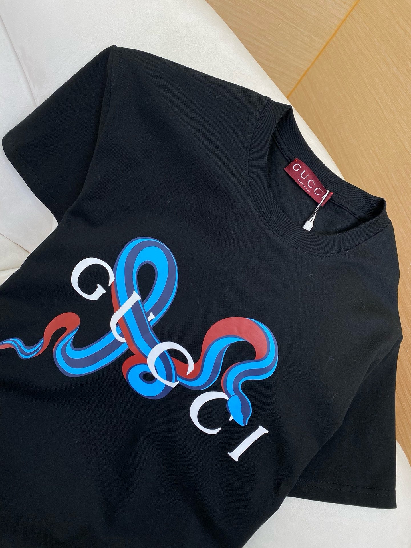 Schwarzes und graues T-Shirt
