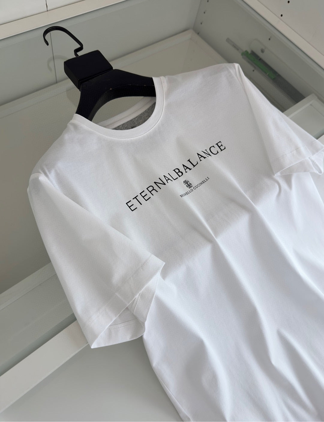 Schwarz-weißes T-Shirt