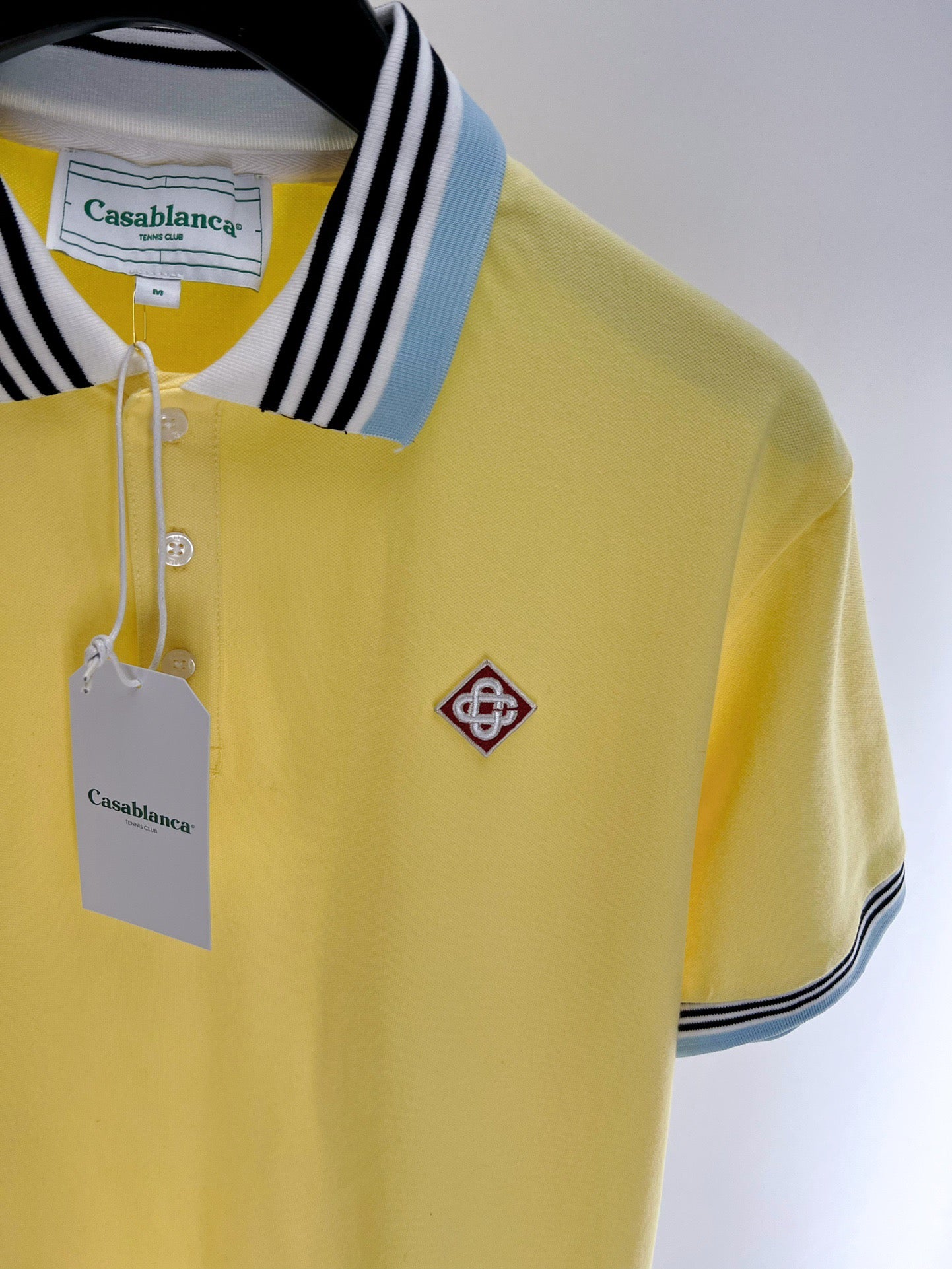 Polo amarillo y azul