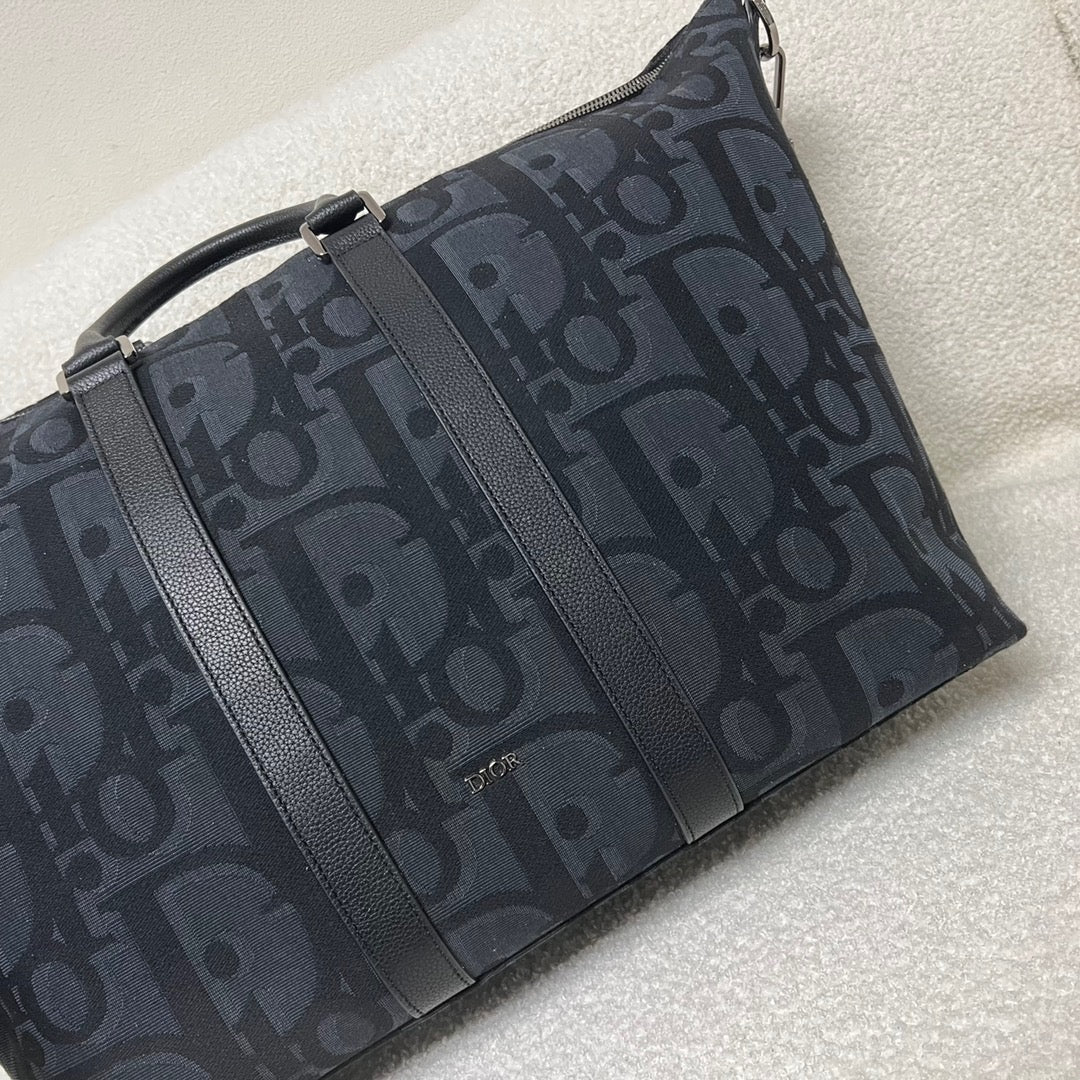 Blaue und schwarzgraue Tasche