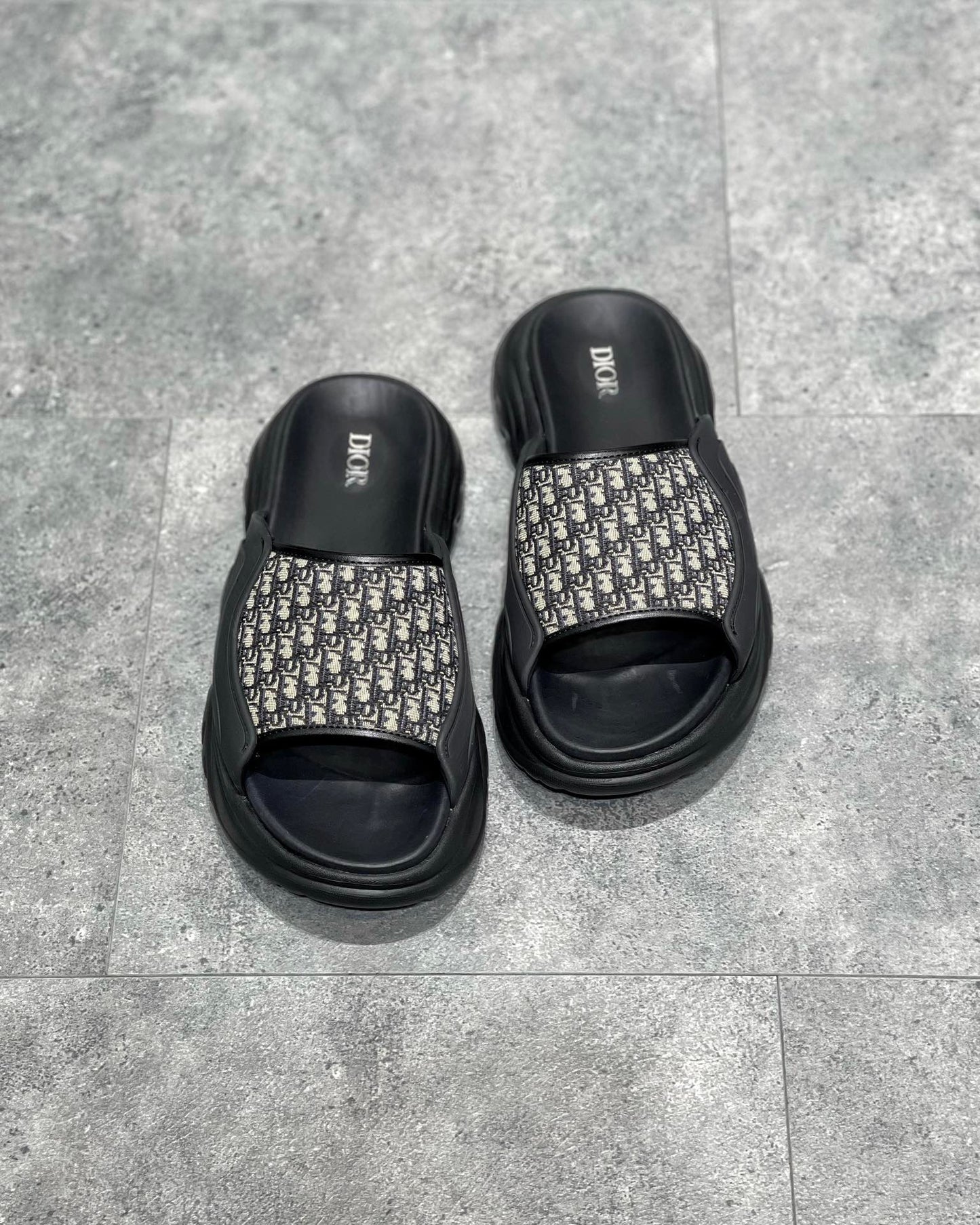 Schwarze und graue Schuhe