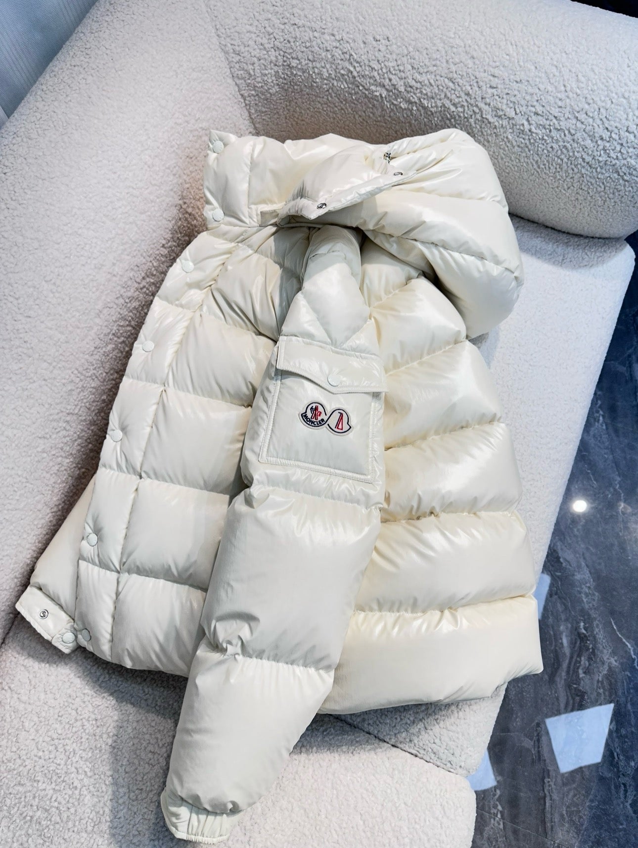 Chaqueta blanca y negra