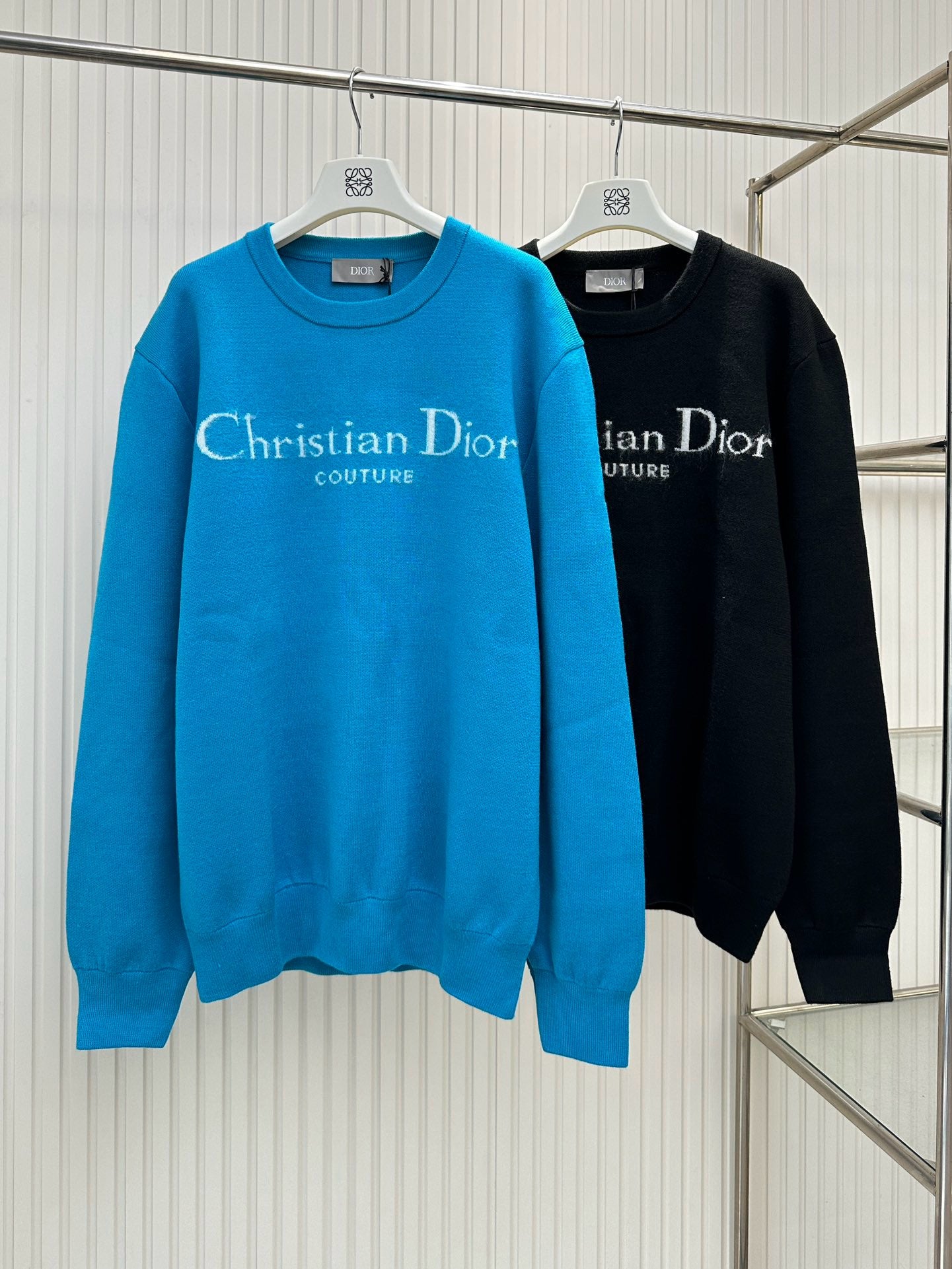 Schwarzes und himmelblaues Sweatshirt
