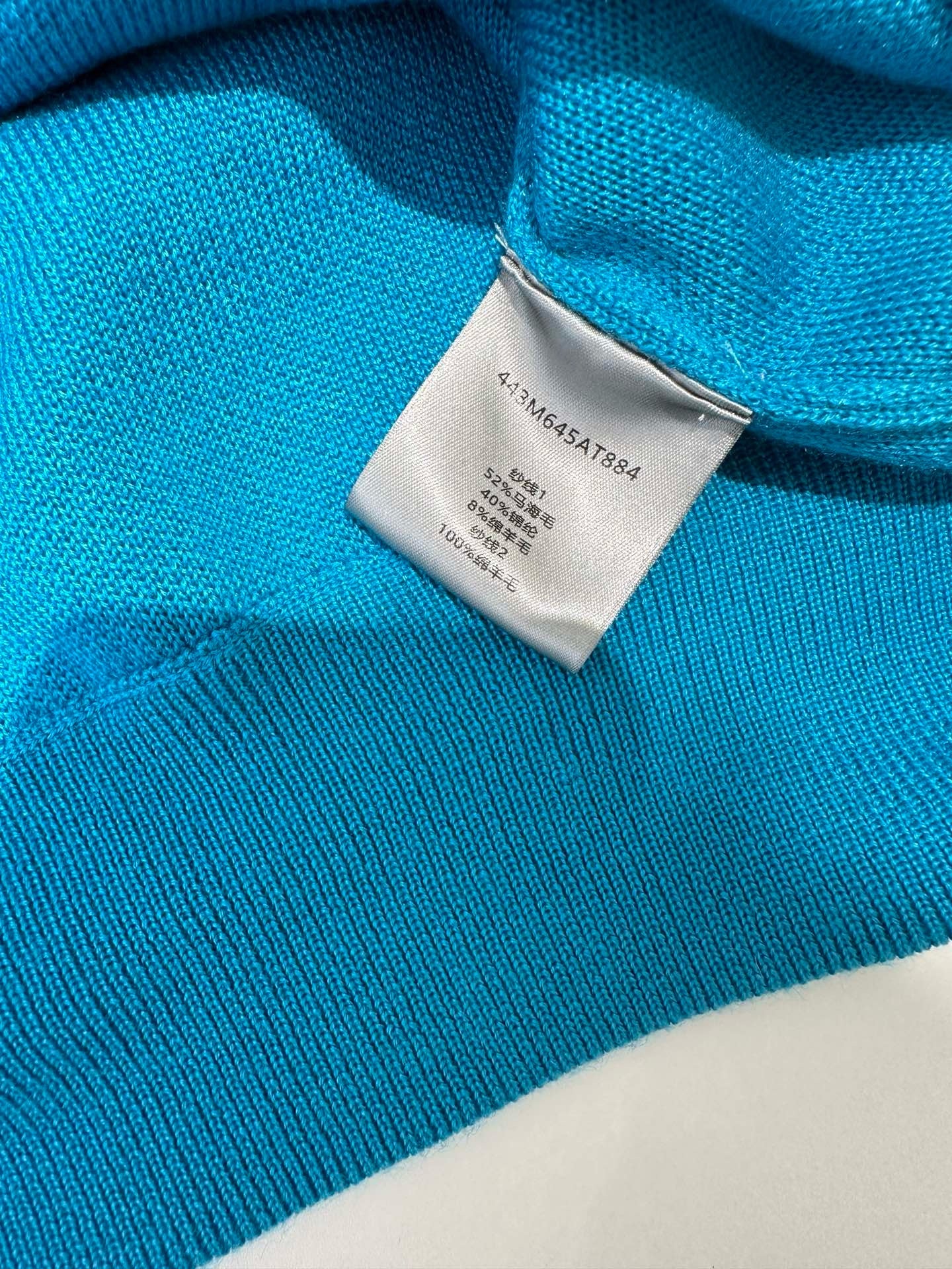 Schwarzes und himmelblaues Sweatshirt