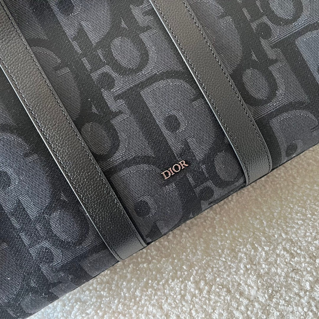 Blaue und schwarzgraue Tasche