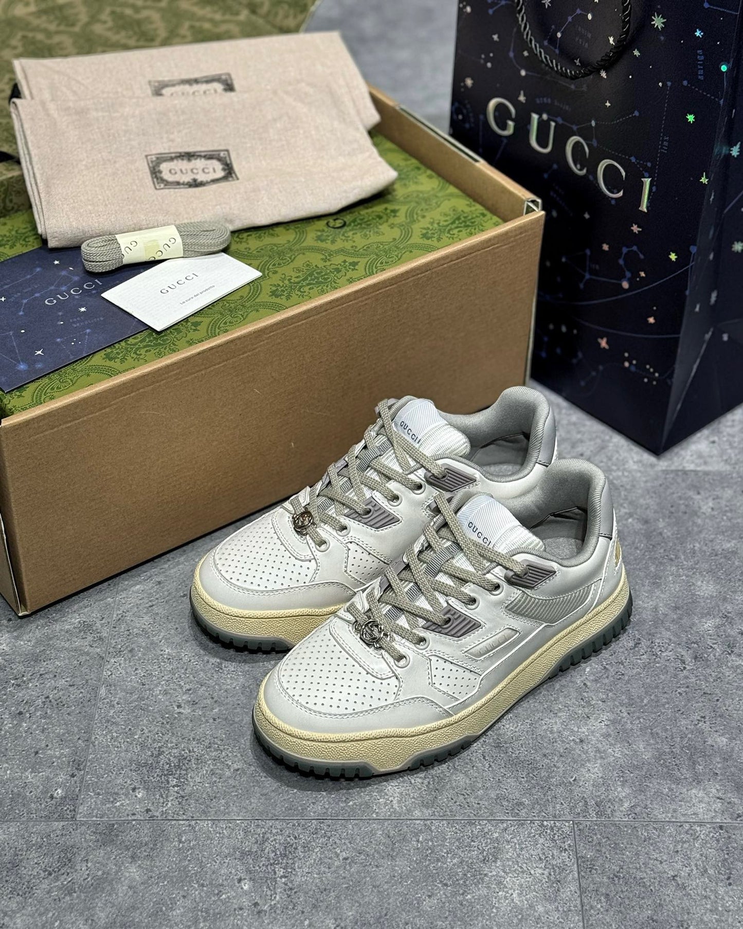 Weißgraue Schuhe