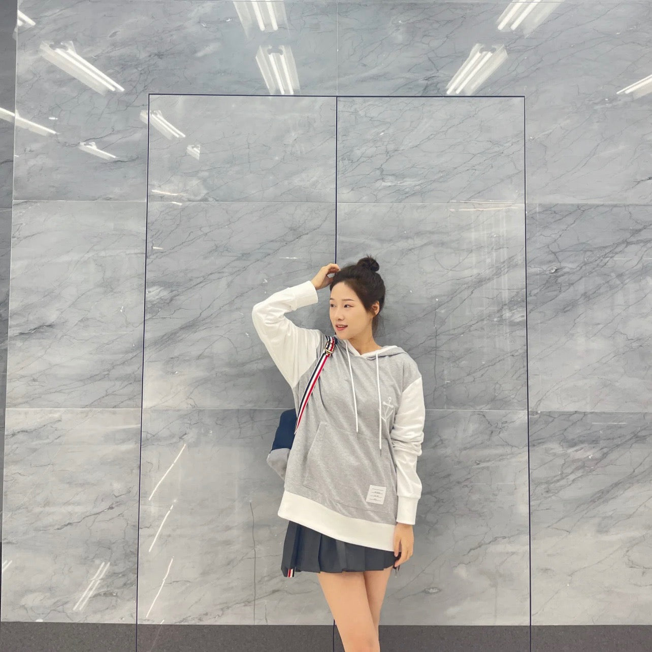 Sudadera con capucha gris y blanca