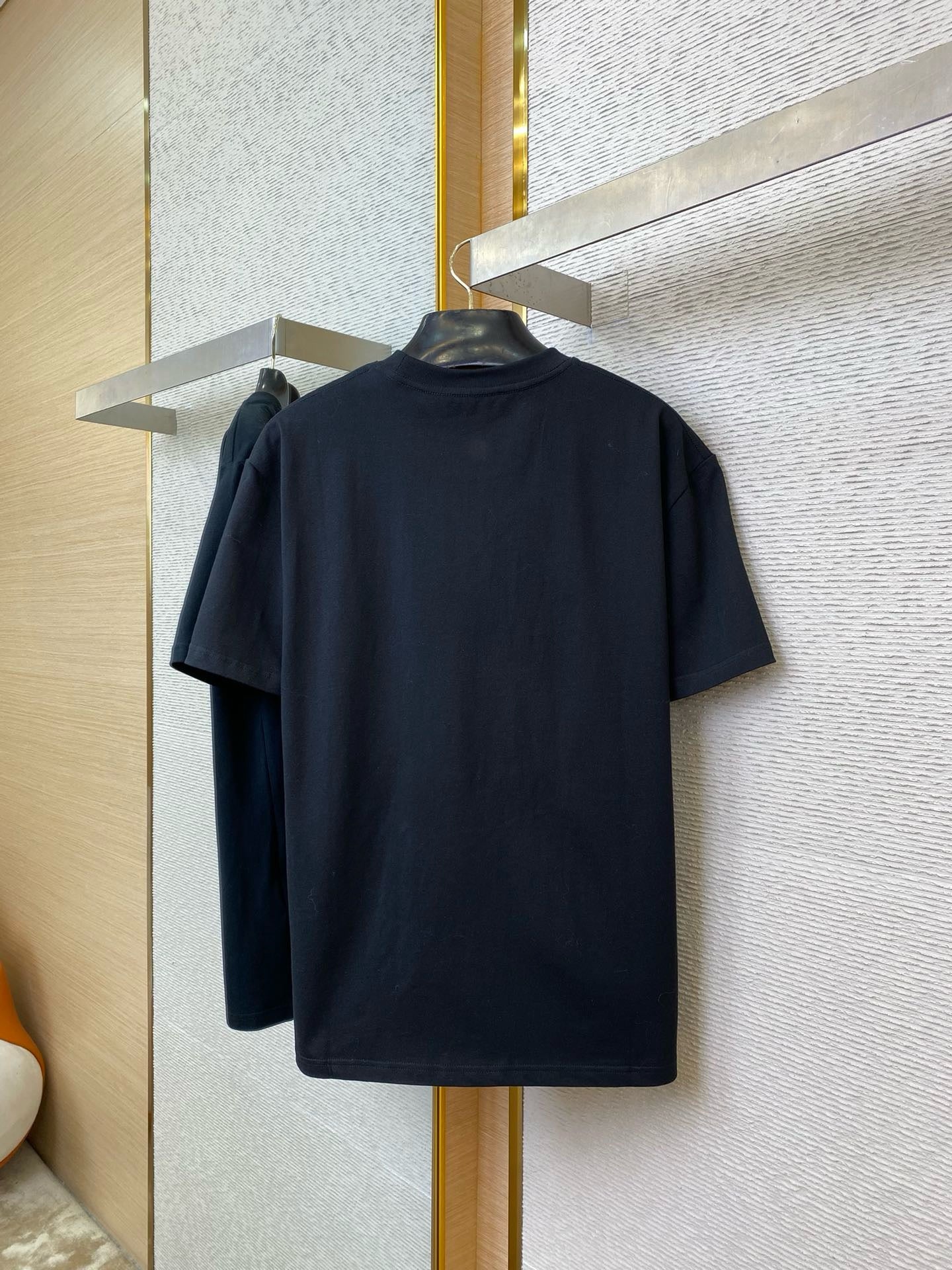 Schwarzes und graues T-Shirt