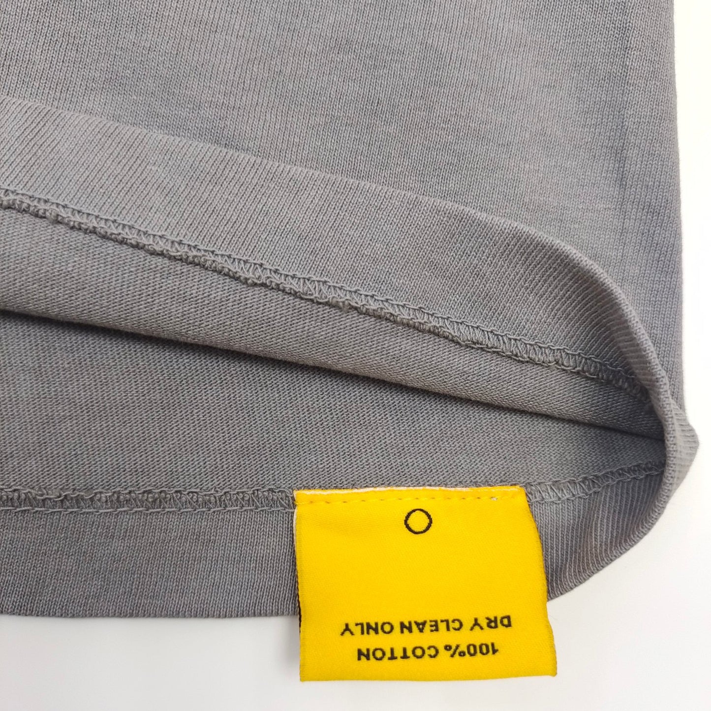 camiseta gris