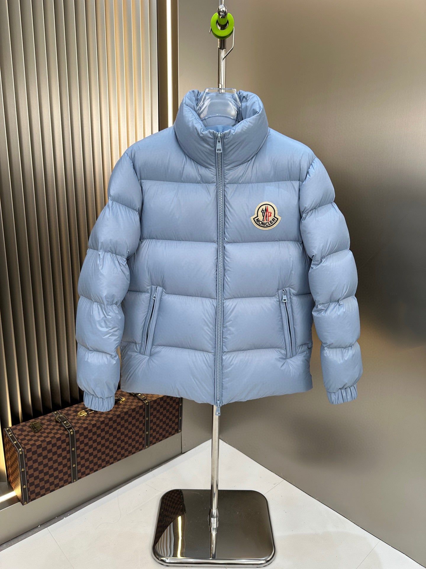 Chaqueta azul y negra