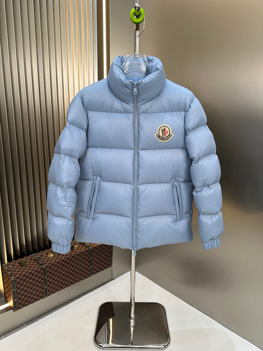 Blaue und schwarze Jacke