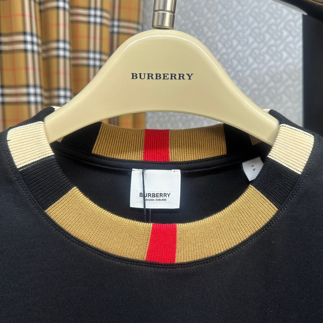 Schwarzes, khakifarbenes und weißes T-Shirt