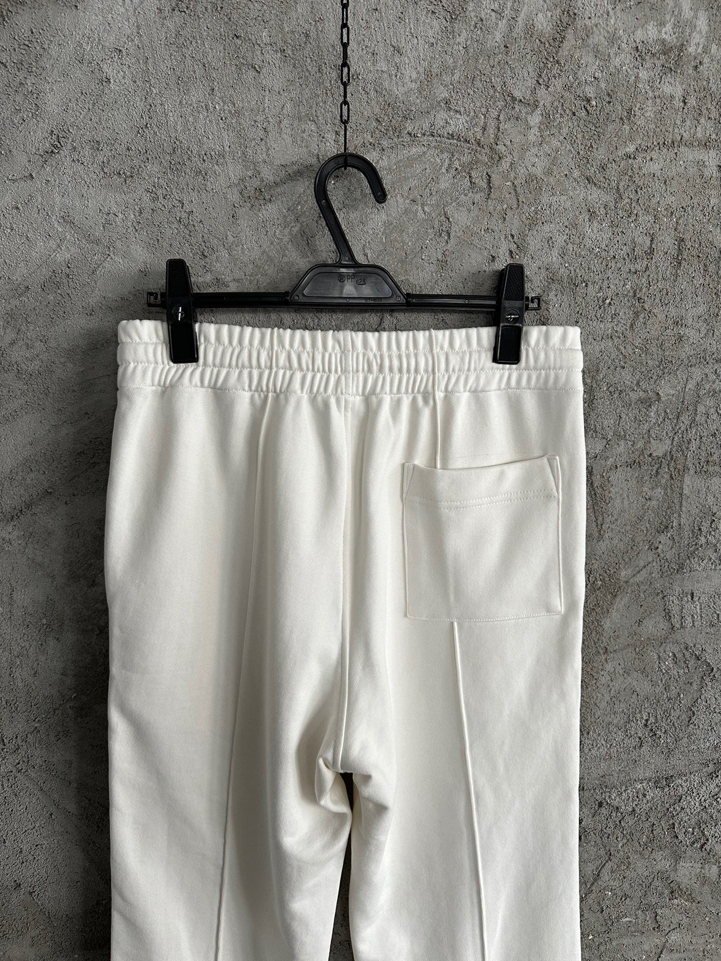 Weiße und schwarze Hose