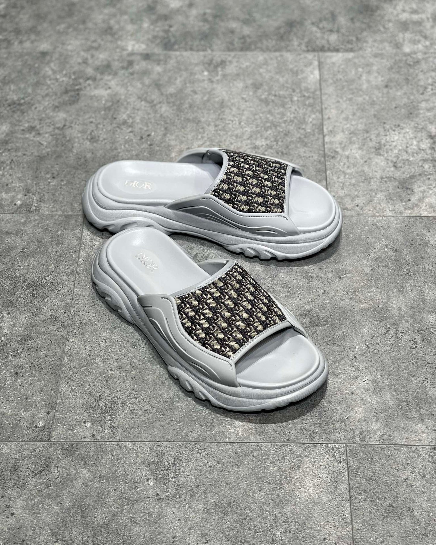 Schwarze und graue Schuhe