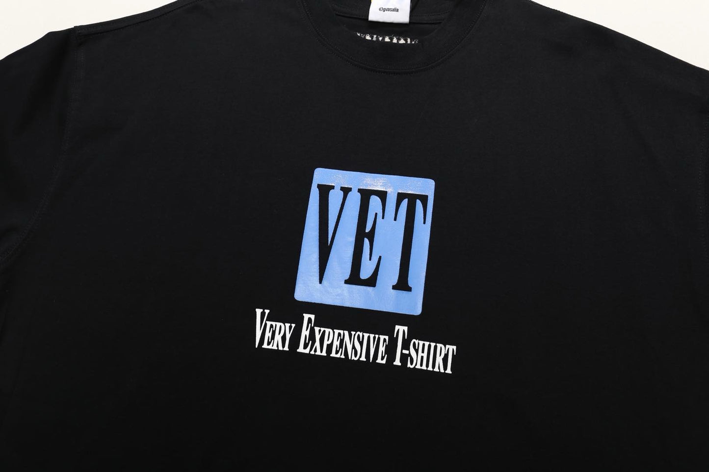 Weißes und schwarzes T-Shirt