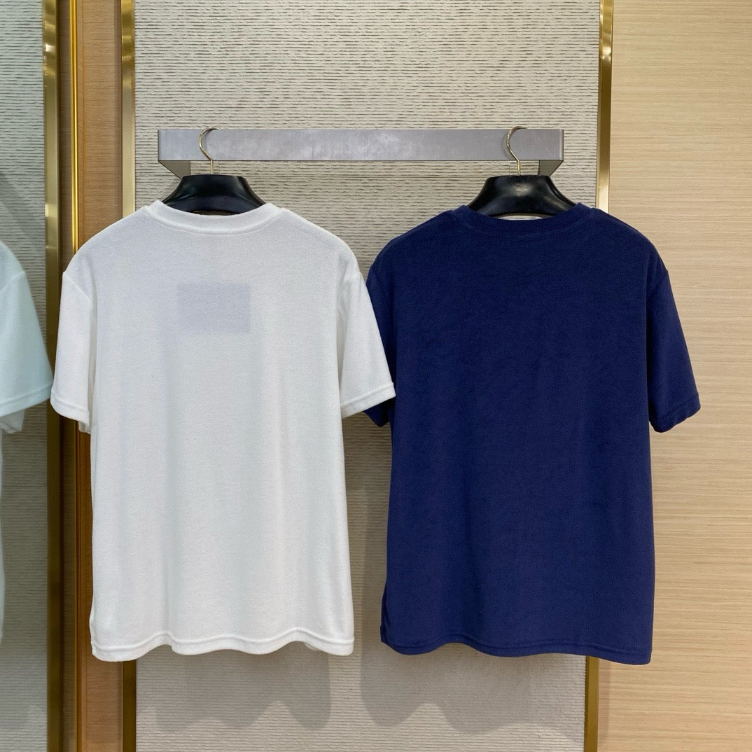 Camiseta blanca y azul