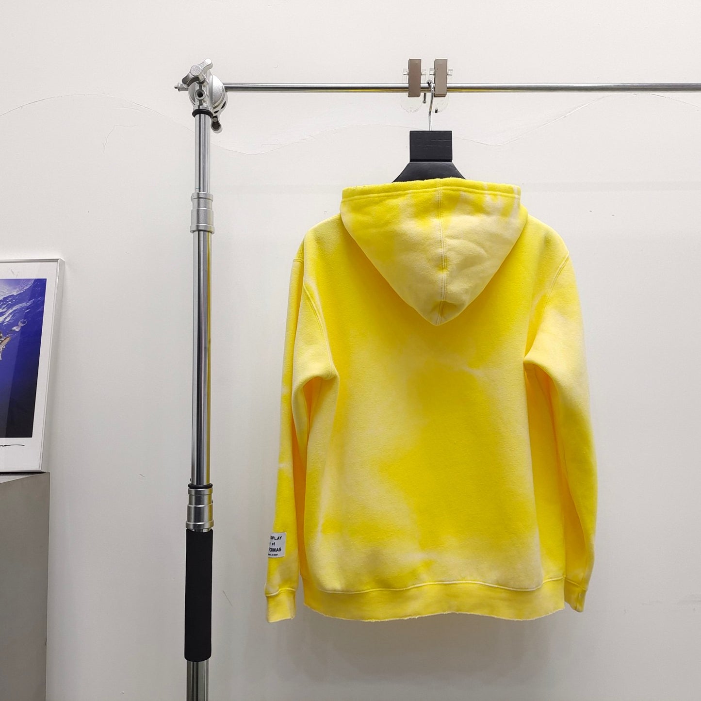 Sudadera con capucha amarilla y rosa
