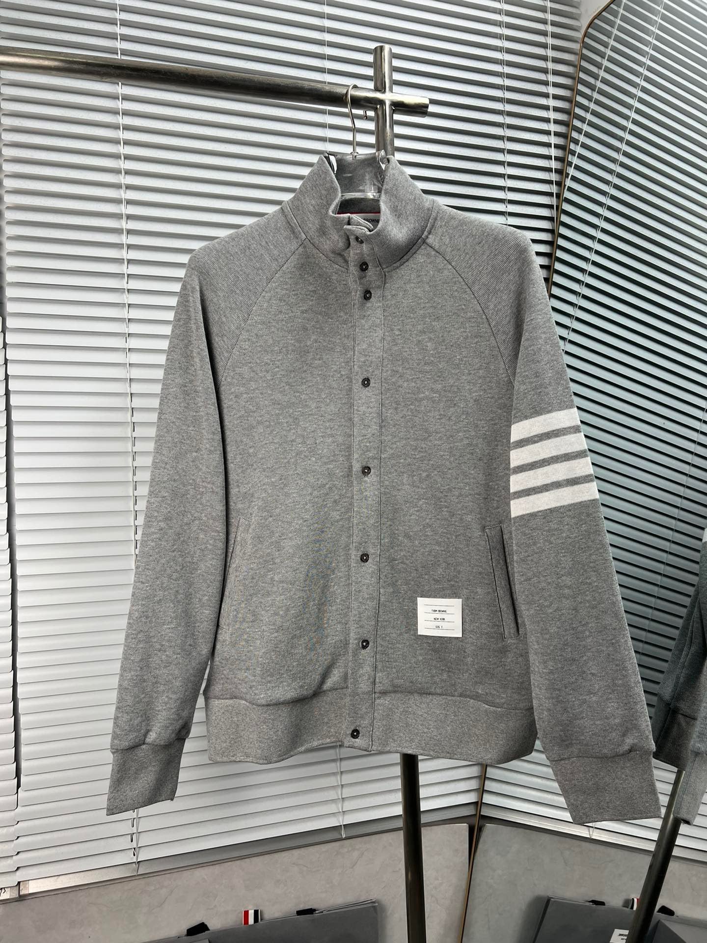Graue und dunkelblaue Jacke