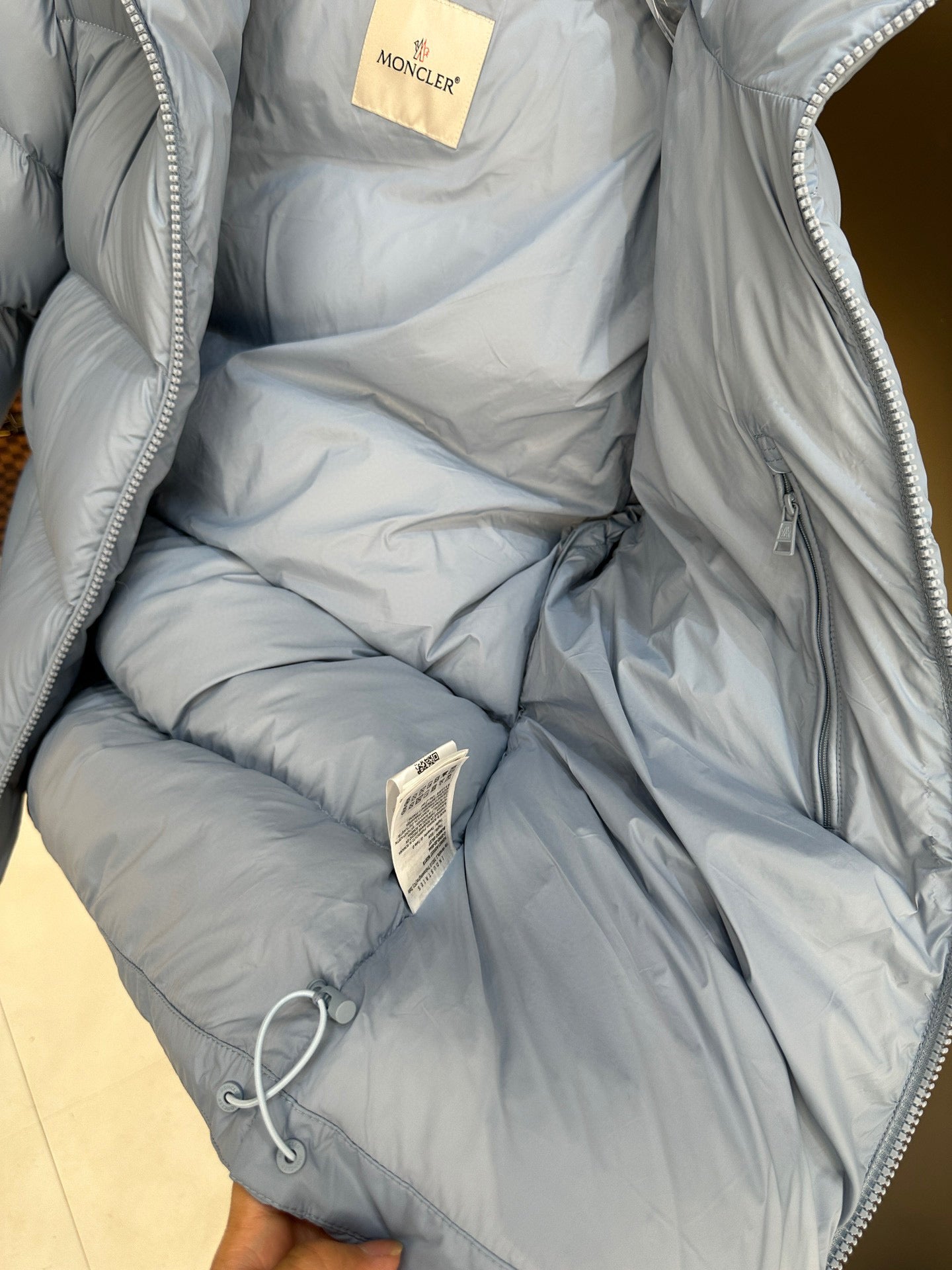 Chaqueta azul y negra