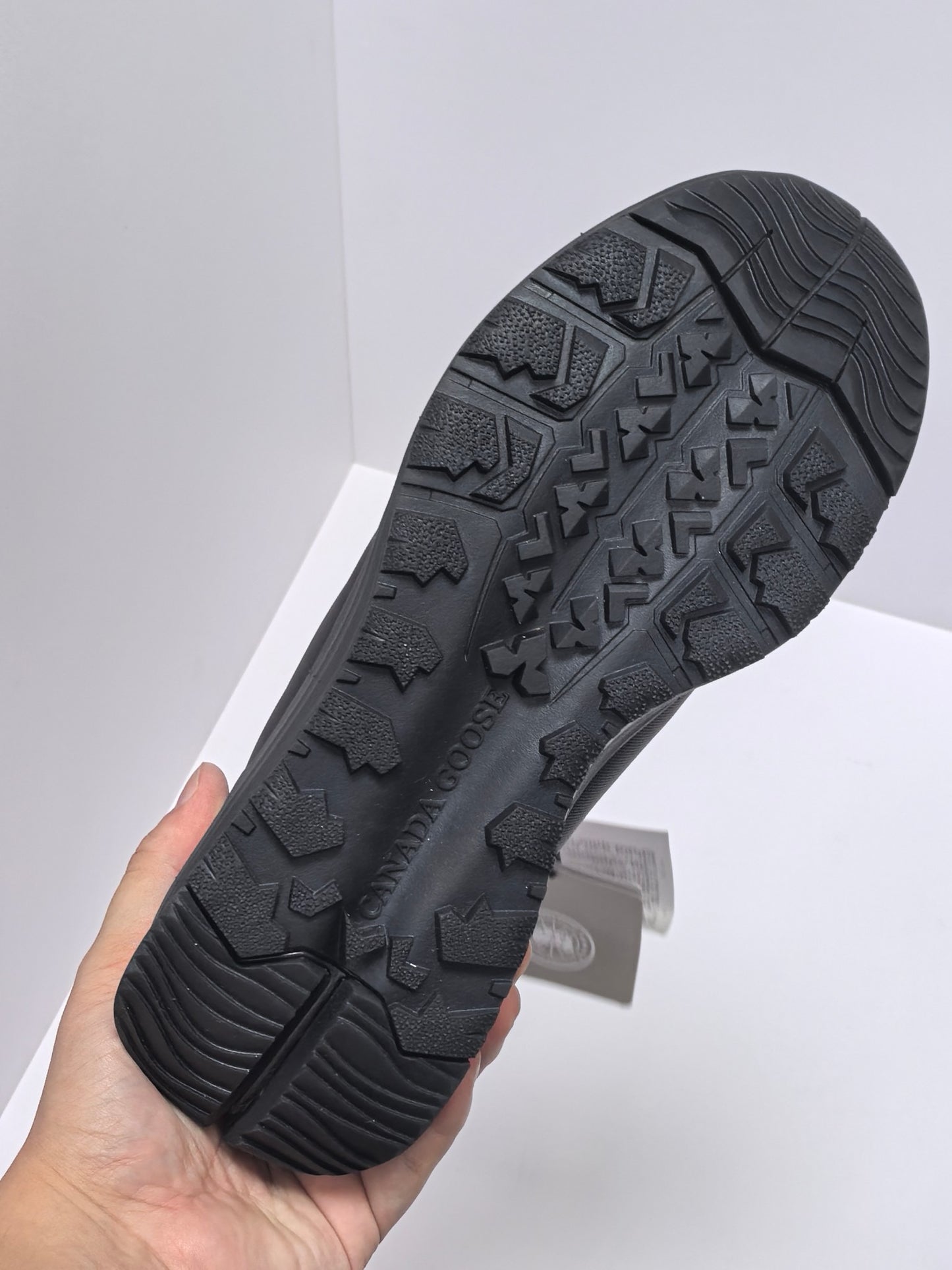 أحذية متعددة الألوان