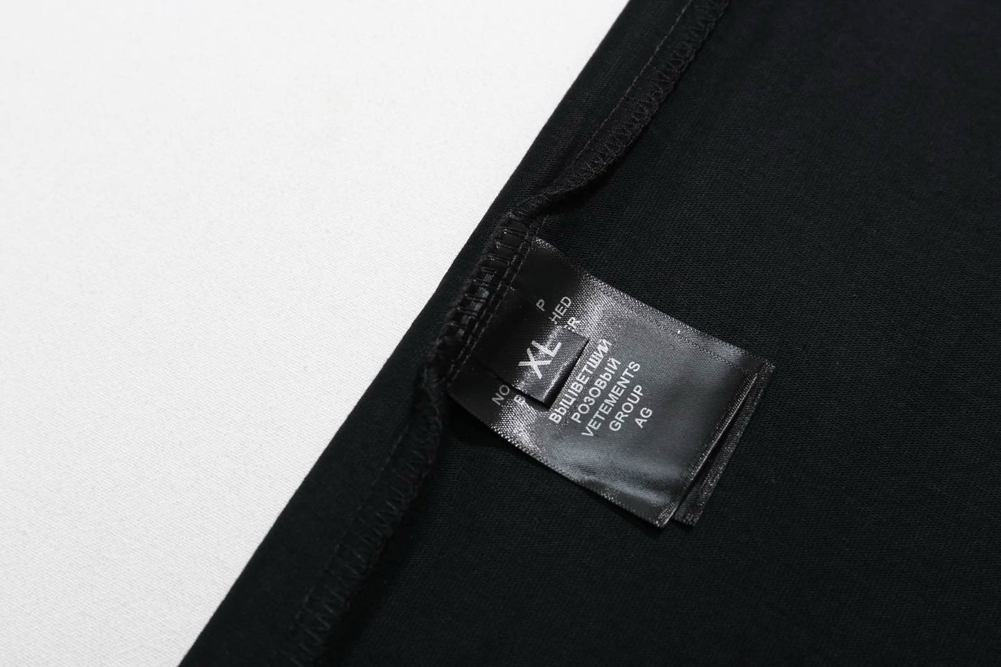 Weißes und schwarzes T-Shirt