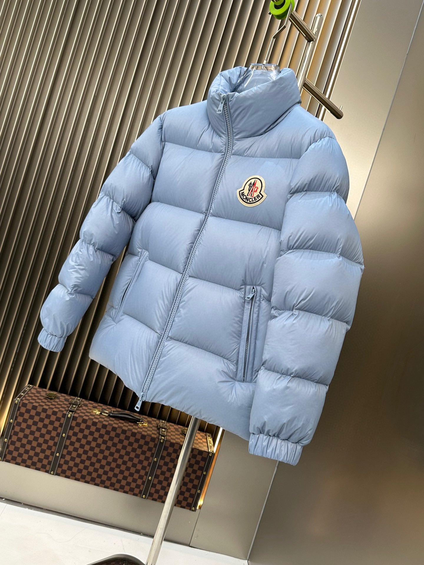 Chaqueta azul y negra