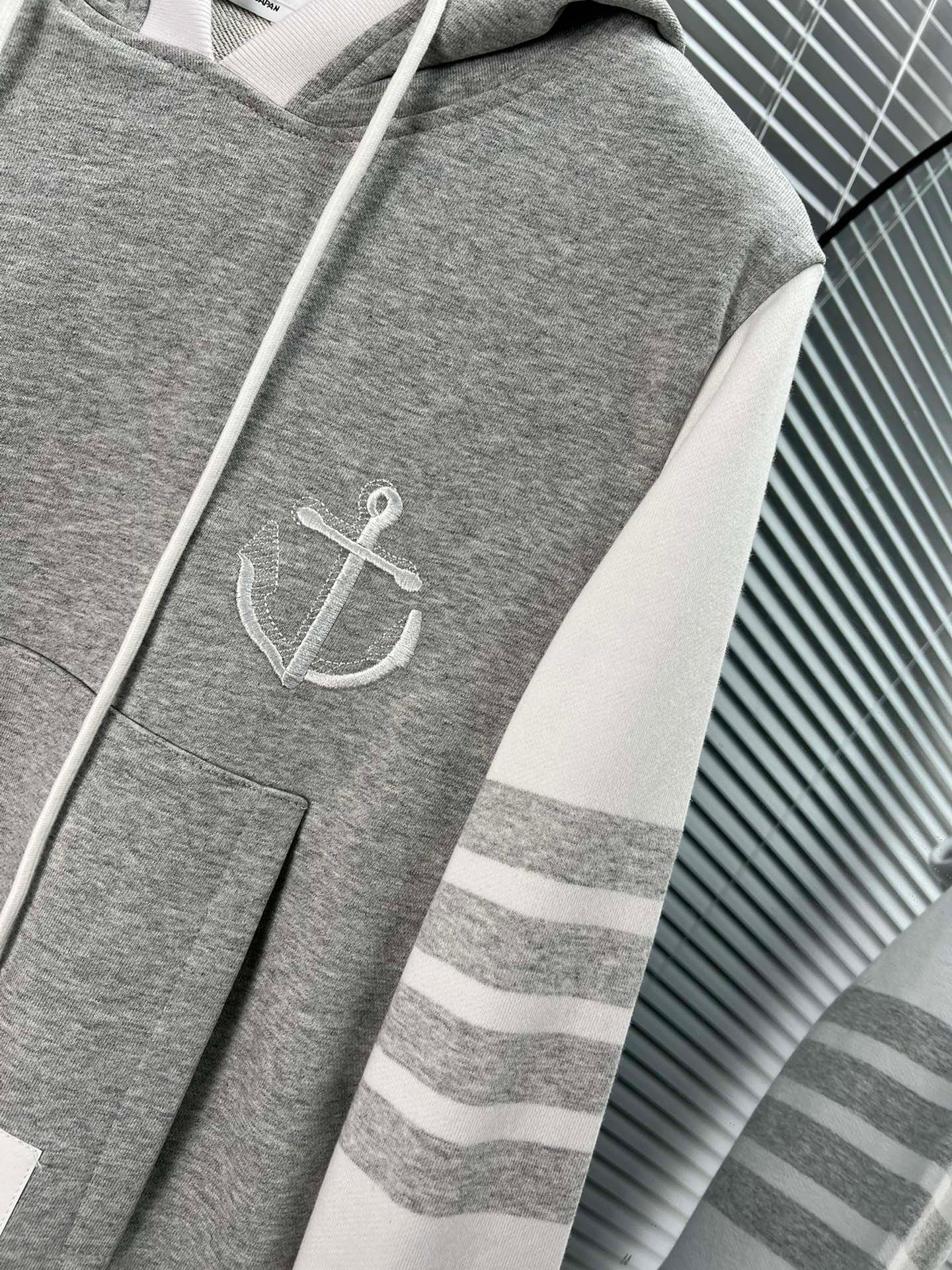 Sudadera con capucha gris y blanca