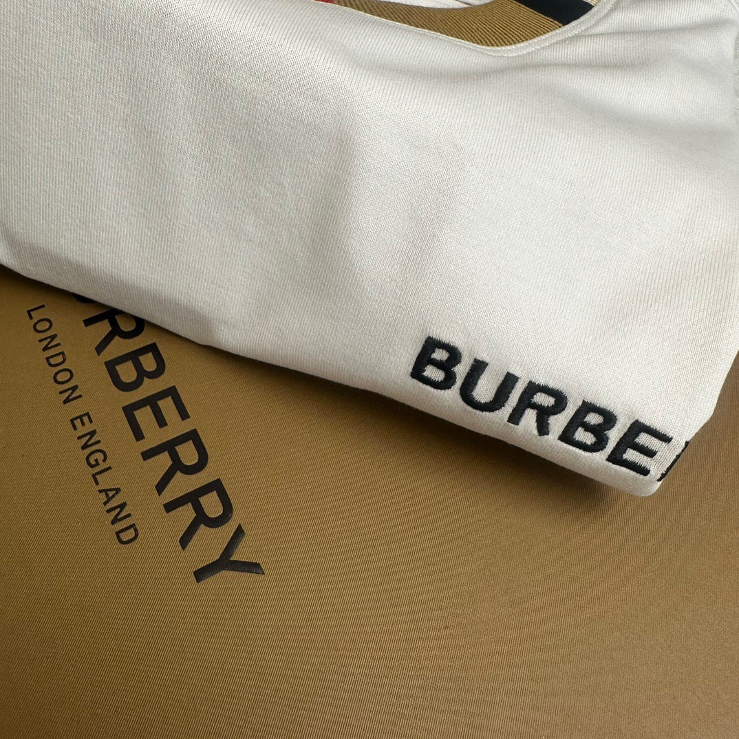 Schwarzes, khakifarbenes und weißes T-Shirt