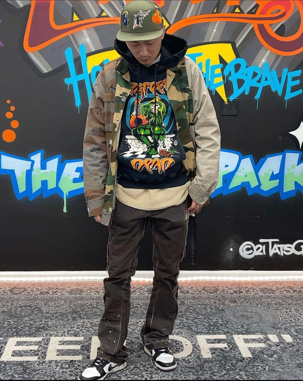 Sudadera con capucha negra y gris